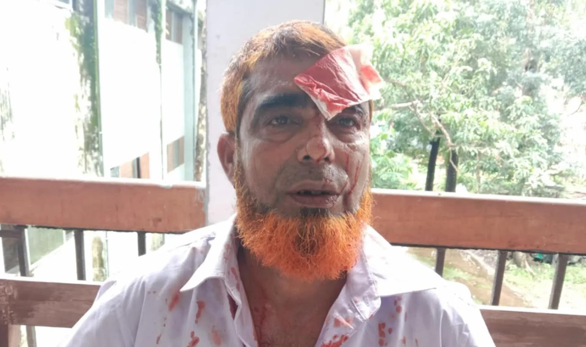 হত্যা মামলায় সাক্ষ্য দেওয়ায় ঝালকাঠি আদালত চত্বরে সাক্ষীকে হাতুড়িপেটা