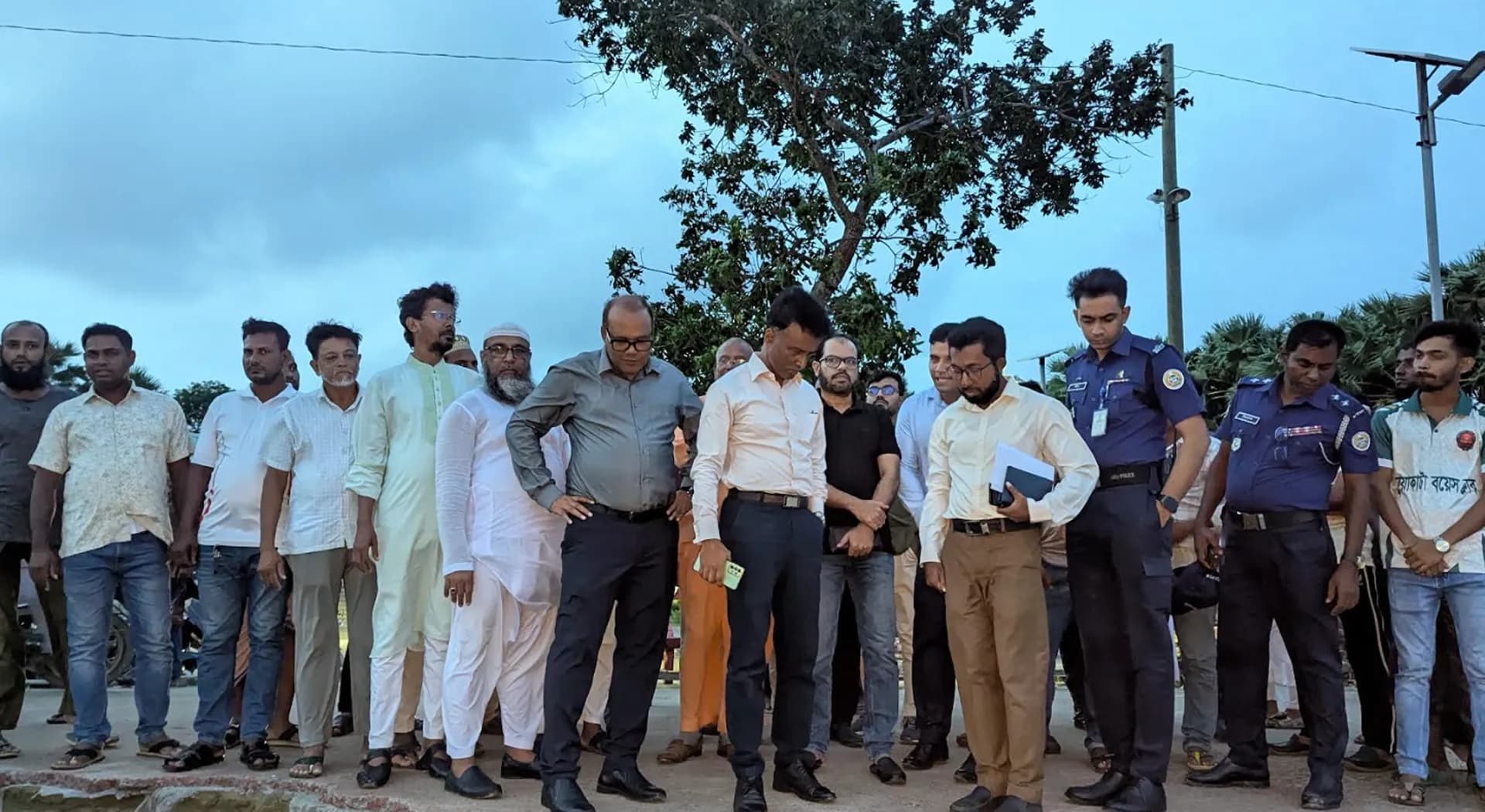 কুয়াকাটার ৫ কোটি টাকার সেই ভাঙ্গা সড়কটি পরিদর্শন করলেন বিভাগীয় কমিশনার, দিলেন রক্ষার আশ্বাস 