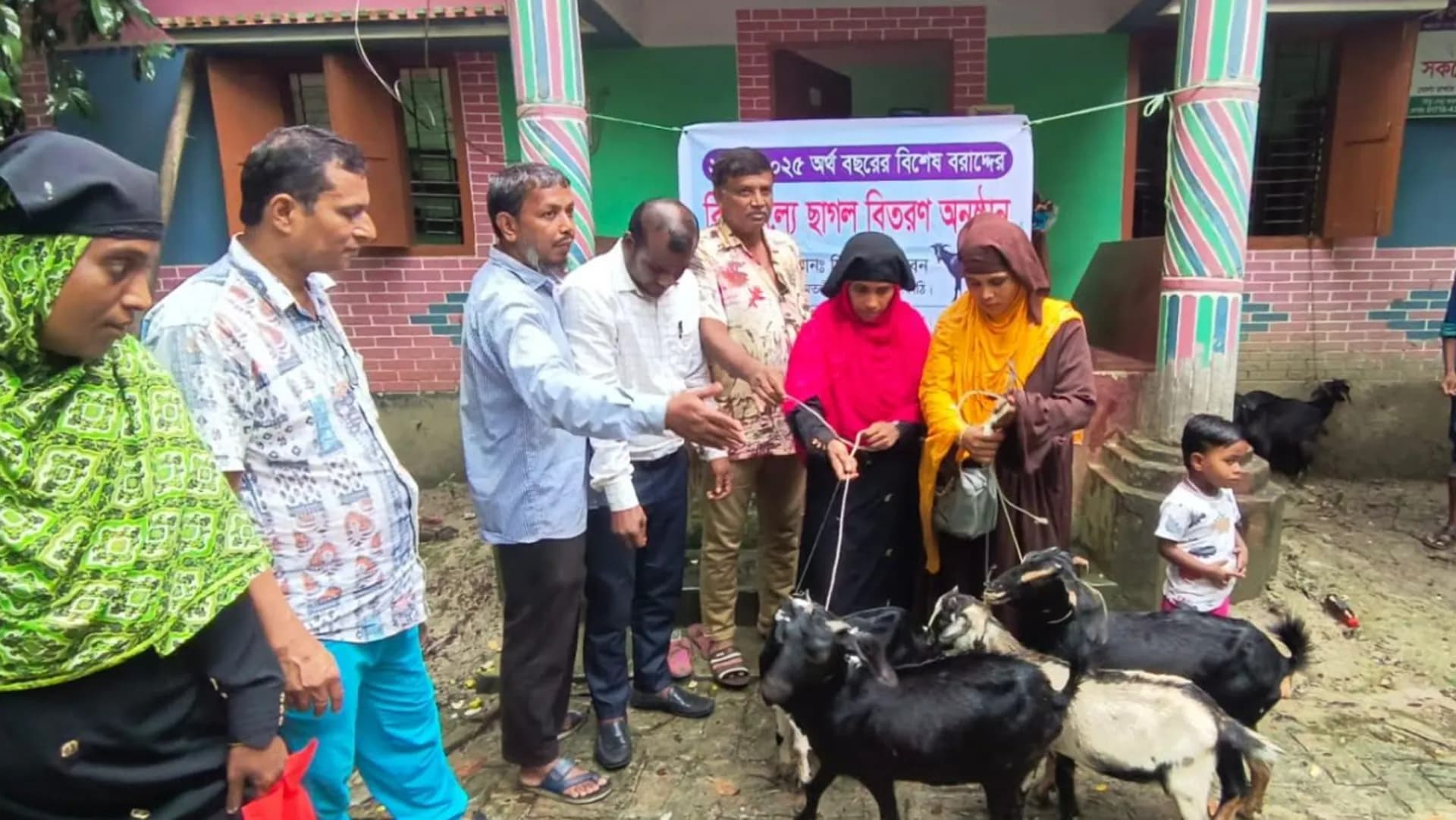নলছিটিতে অসহায় নারীদের মাঝে ছাগল বিতরণ