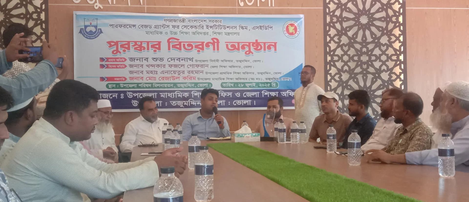 তজুমদ্দিনে মেধাবি শিক্ষার্থীদের মাঝে পুরস্কার বিতরণ