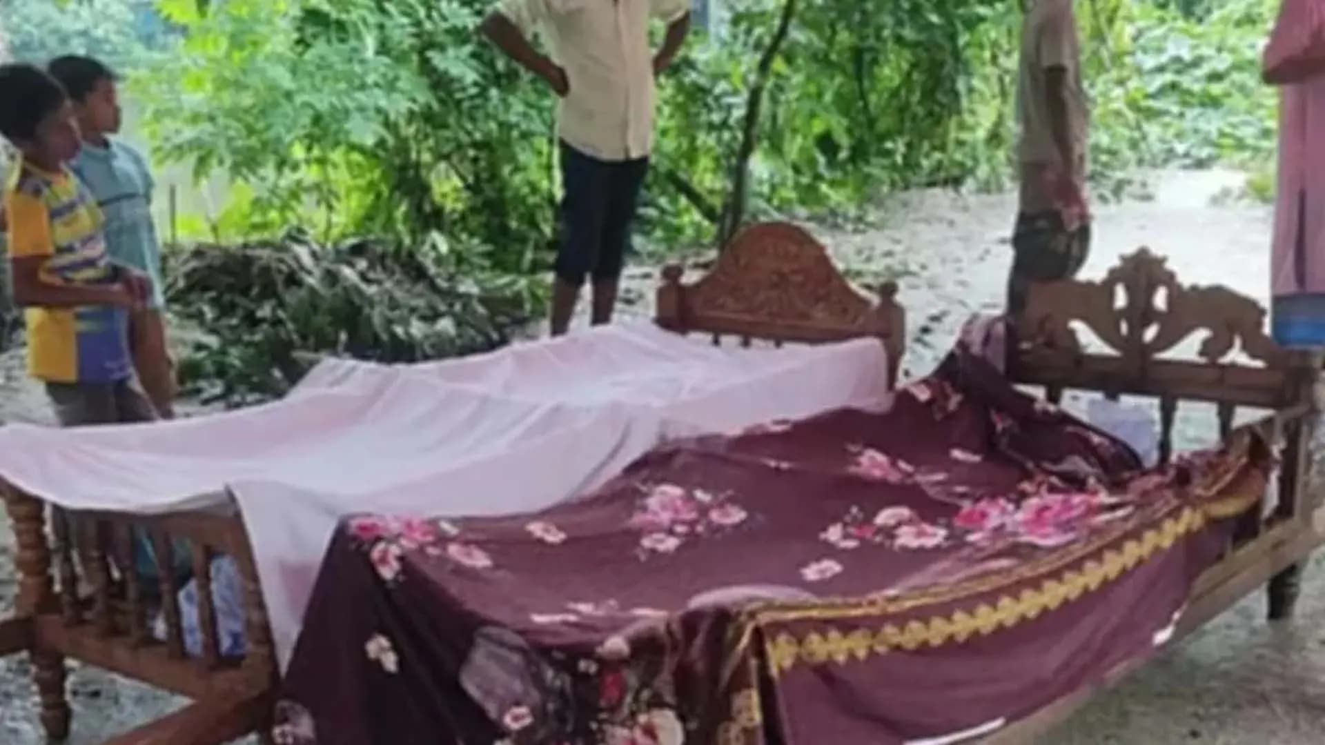 বাবার মৃত্যুর খবরে মারা গেলেন ছেলেও, একসঙ্গে জানাজা