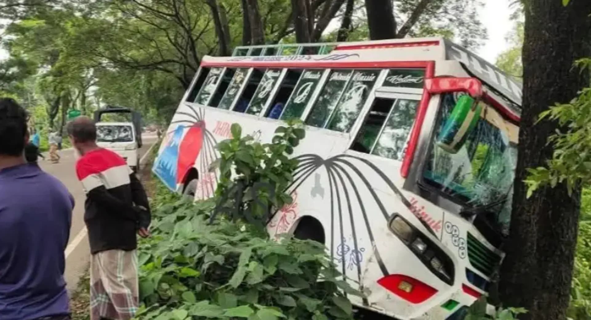বরিশালে যাত্রীবাহী বাসের ধাক্কায় পথচারী নিহত, আহত ৬