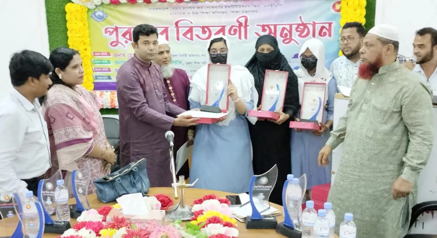 লালমোহনে বৃত্তিপ্রাপ্ত কৃতি শিক্ষার্থীদের ক্রেস্ট ও সনদ প্রদান 
