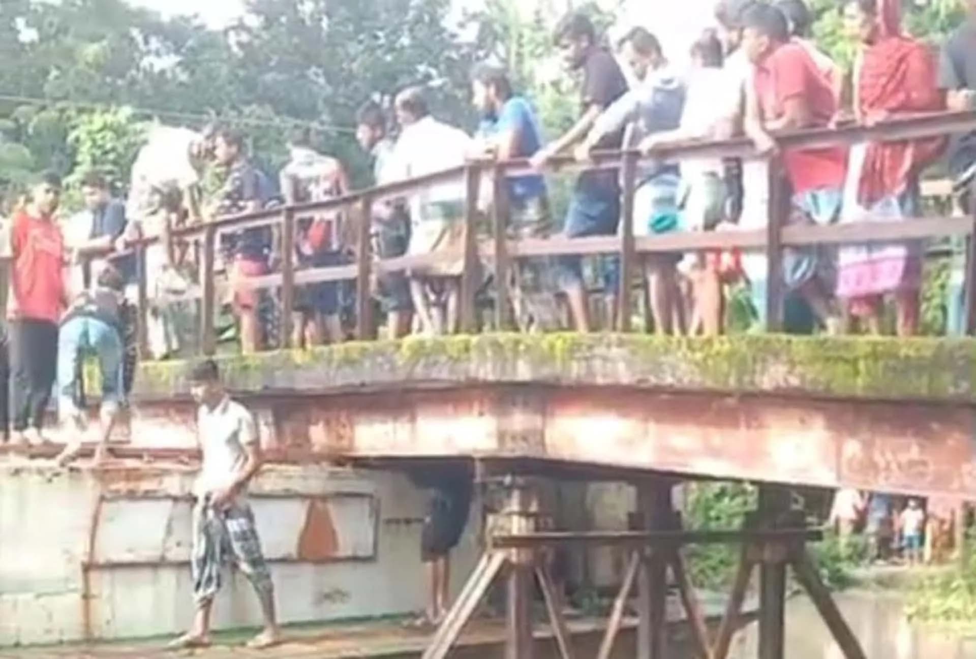 বাউফলে বালুভ‌র্তি কার্গোর সাথে ব্রিজের ধাক্কা: ড্রাইভারের মাথা বিচ্ছিন্ন 