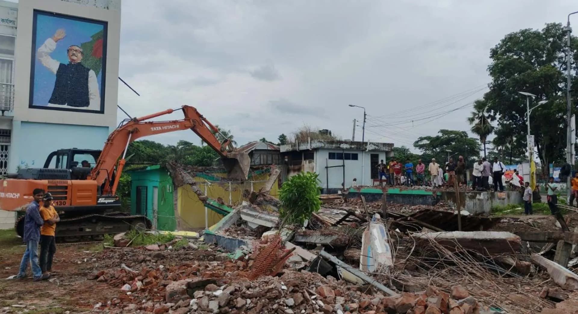 কোটালীপাড়ায় শতাধিক অবৈধ স্থাপনা উচ্ছেদ