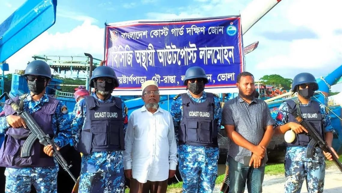লালমোহনে কোস্টগার্ডের অভিযানে ৭২ লাখ টাকার জাল-মাছসহ বোট জব্দ