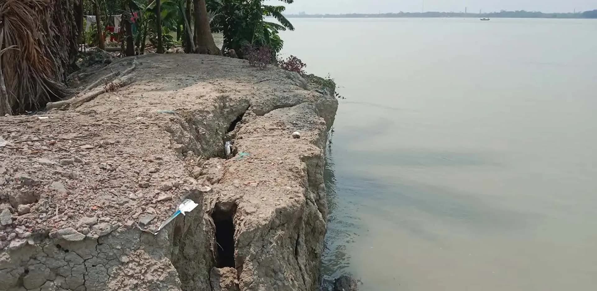 ৫০ বছর ধরে সুগন্ধা নদীতে ভাঙন,রোধে নেওয়া হয়নি কোন ব্যবস্থা