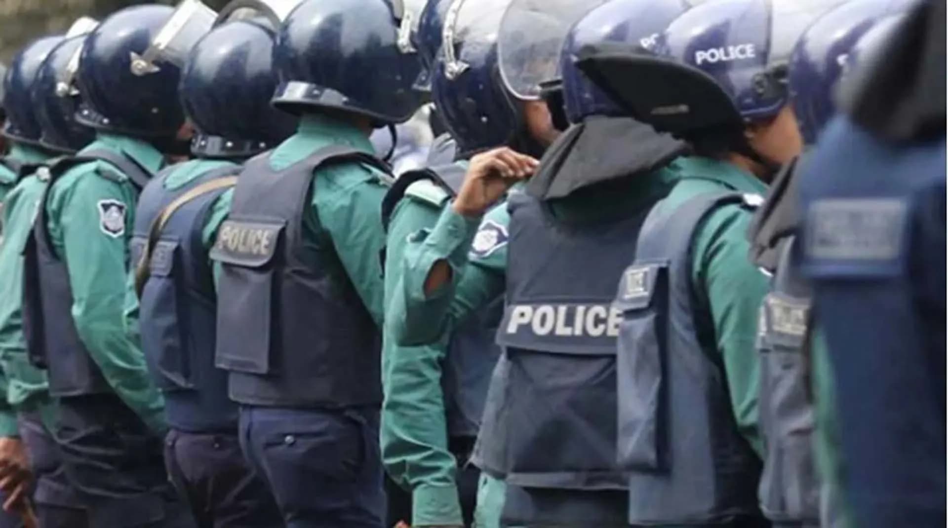 পলাতক ৪০ পুলিশ কর্মকর্তার পদক প্রত্যাহার