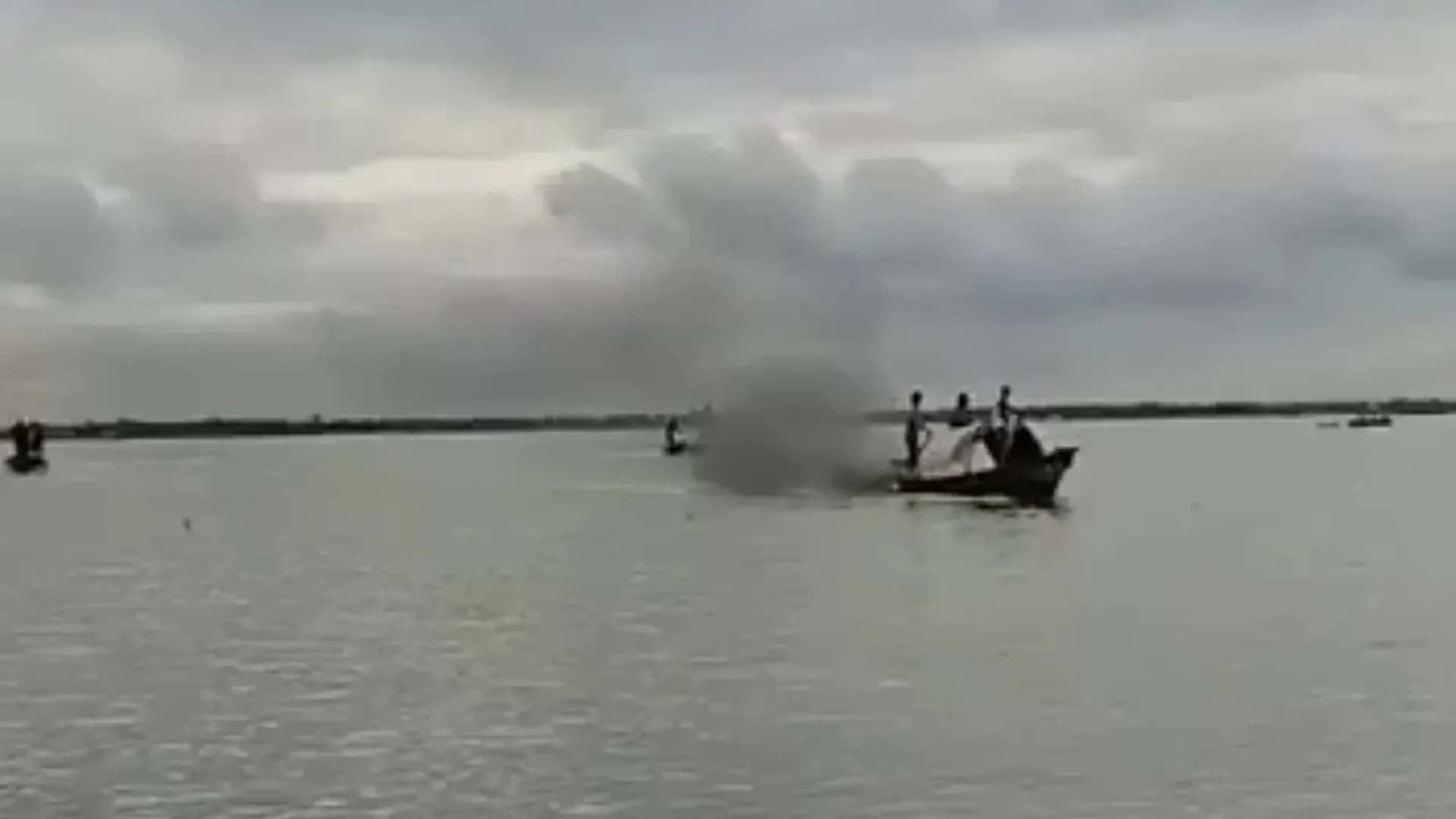 নিজের ছোড়া ককটেলে ডাকাত নিহত, গণপিটুনিতে আহত ২