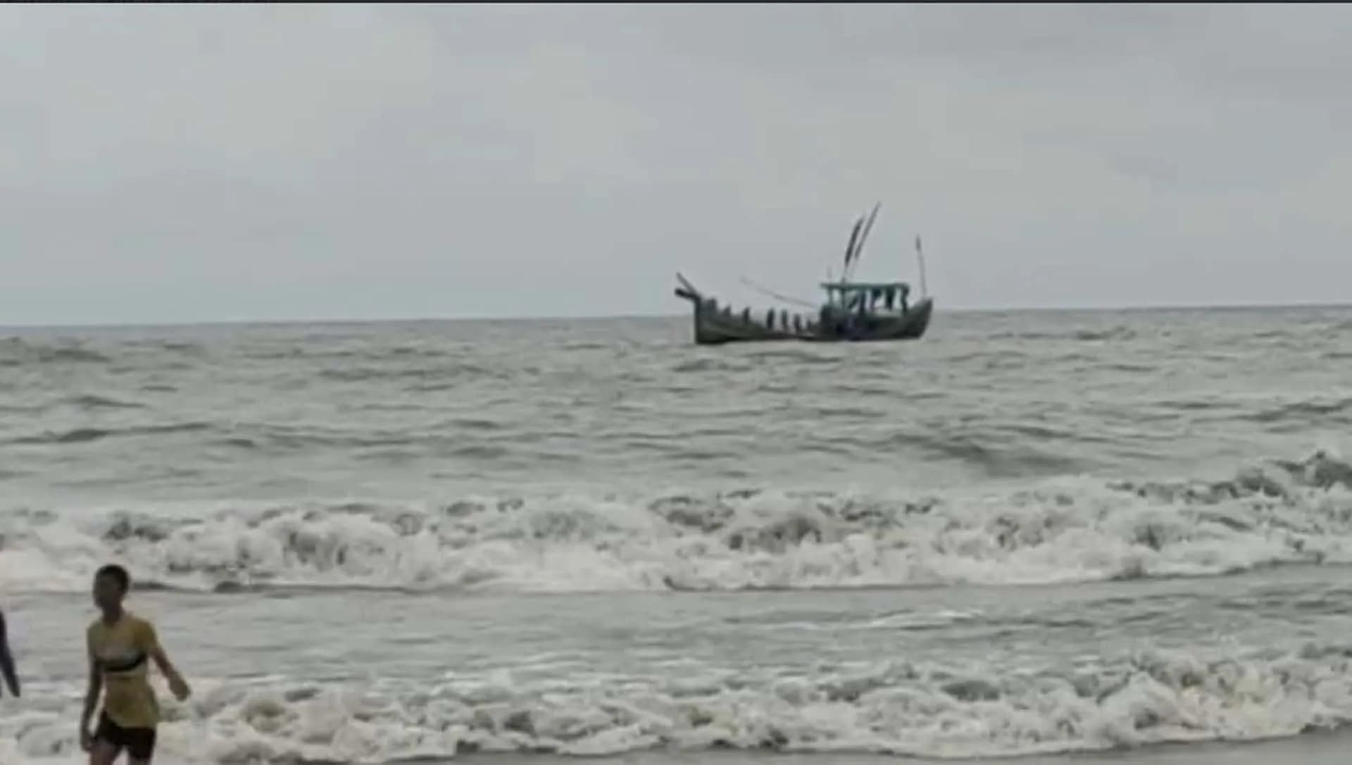 ১১ ঘন্টা সমুদ্রে ভেসে তীরে ফিরলেন ১০ জেলে 