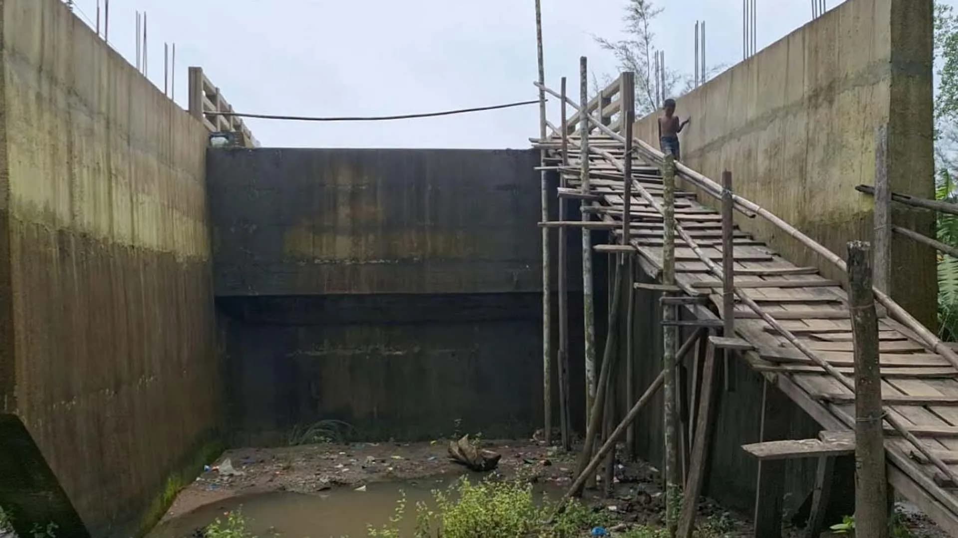 বরগুনায় ৬ কোটি টাকার সেতু পারাপারে সাঁকোই একমাত্র ভরসা  