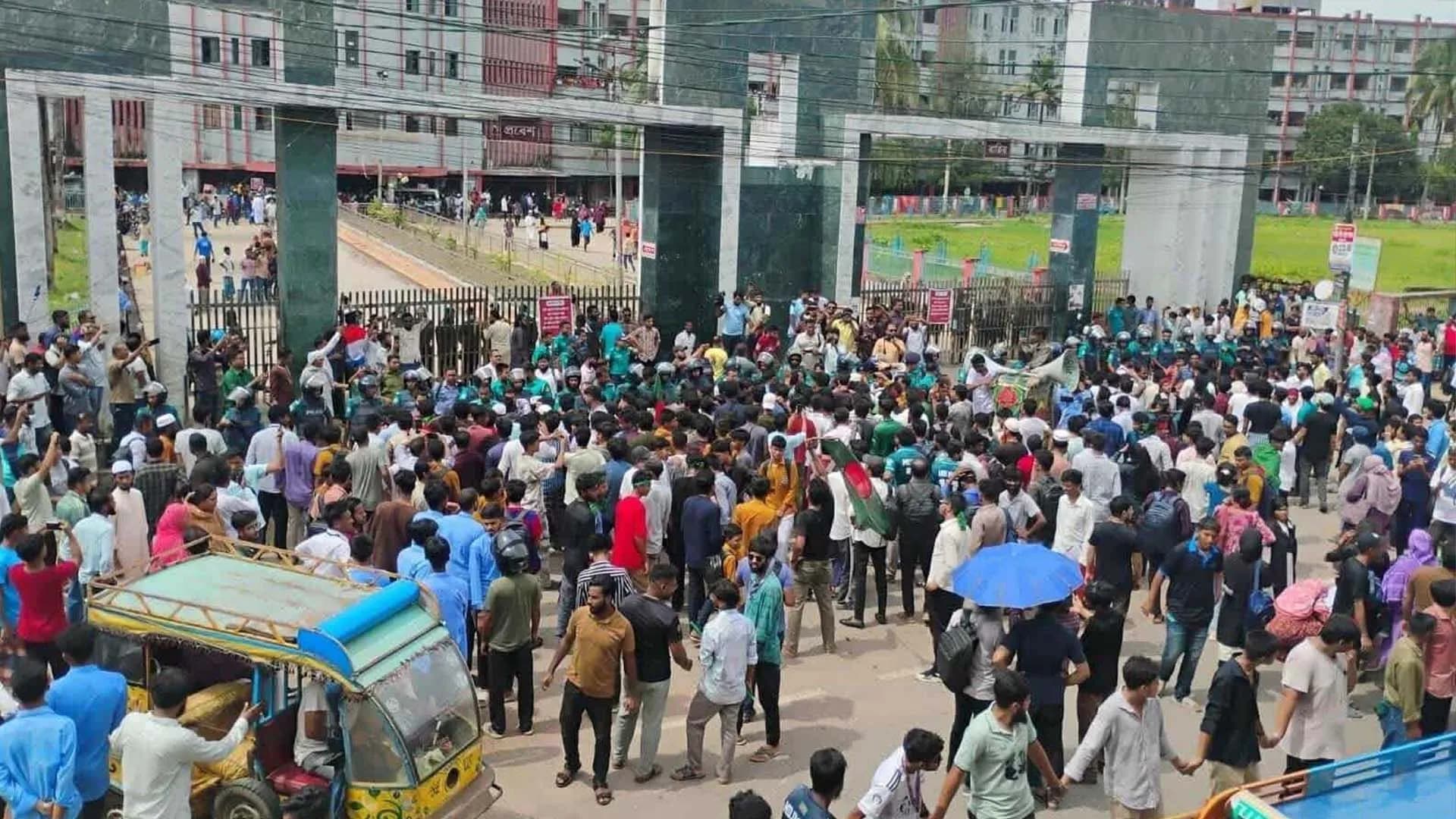 বরিশালে ইন্টার্ন চিকিৎসকদের ধর্মঘট অব‍্যাহত, দুর্ভোগে রোগীরা