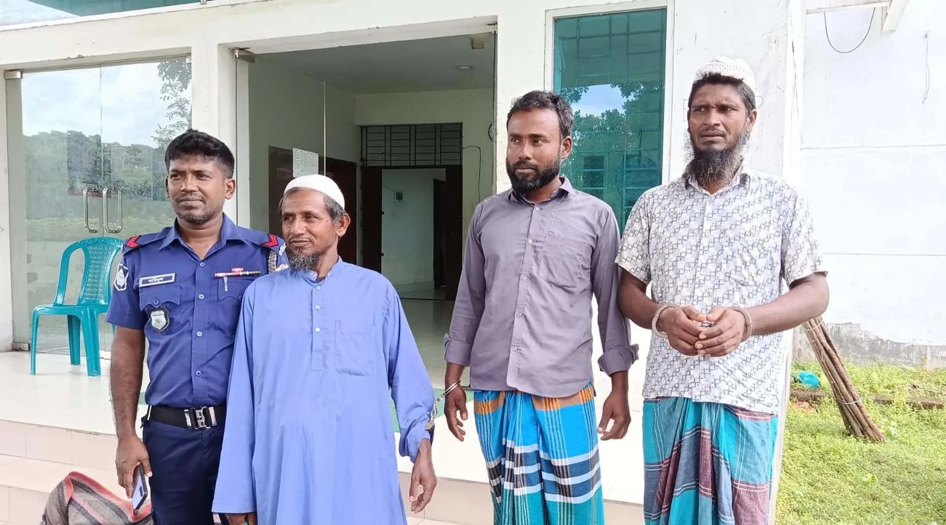 নৌ পুলিশের অভিযানে হিজলায় ৩ জেলে আটক