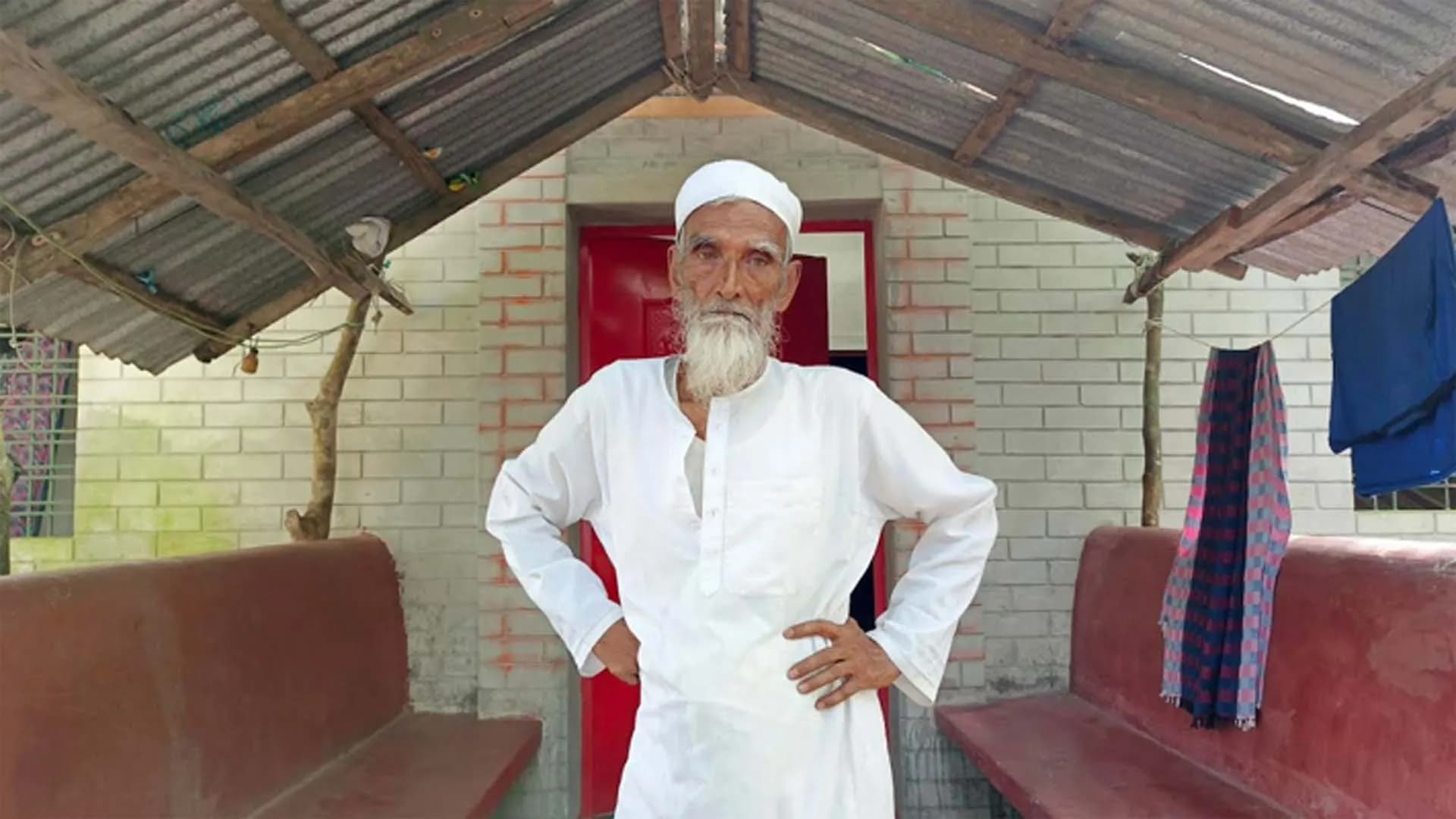 পিরোজপুরে বৃদ্ধকে বিয়ের প্রলোভন দেখিয়ে টাকা হাতিয়ে পালিয়ে বেড়াচ্ছেন নারী!