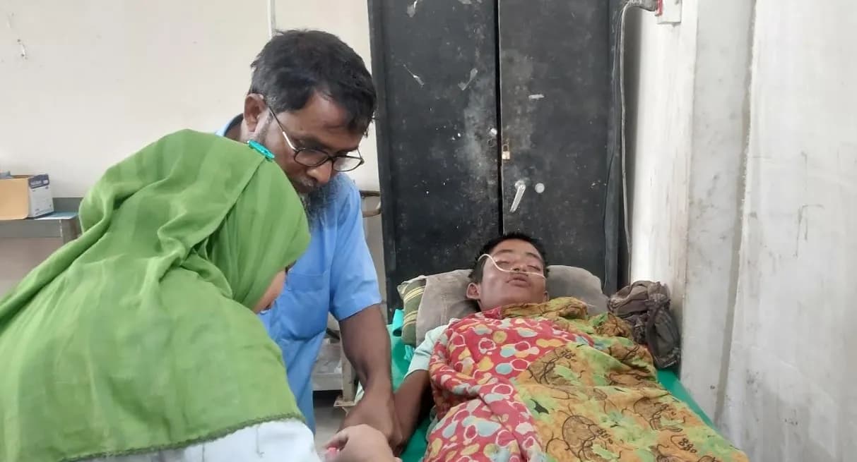 পাঁচ দিন সাগরে ভেসে জীবিত ফিরলেন জেলে মোরশেদ 