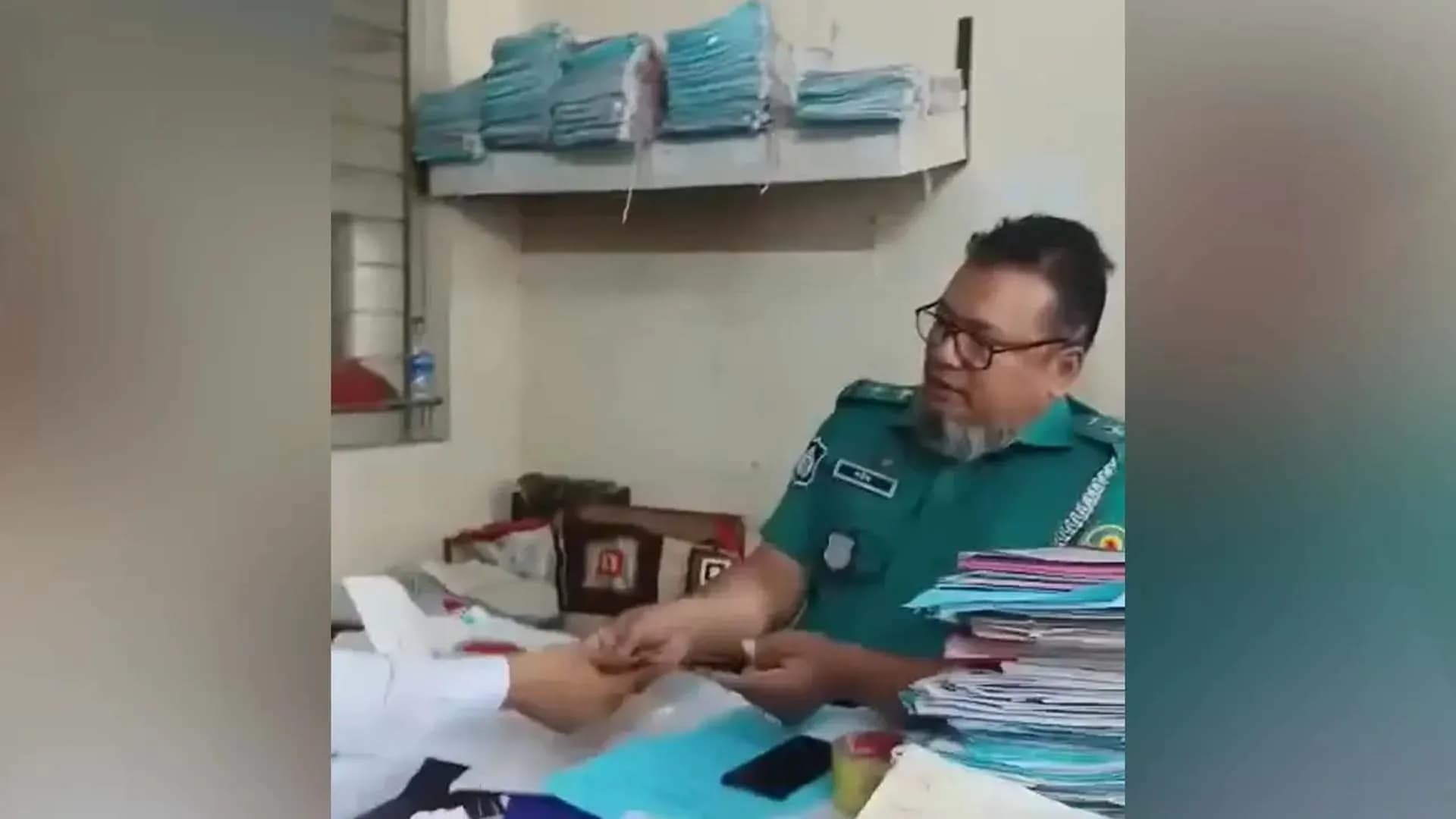 ঘুষ কেলেঙ্কারিতে পুলিশ কর্মকর্তা প্রত্যাহার