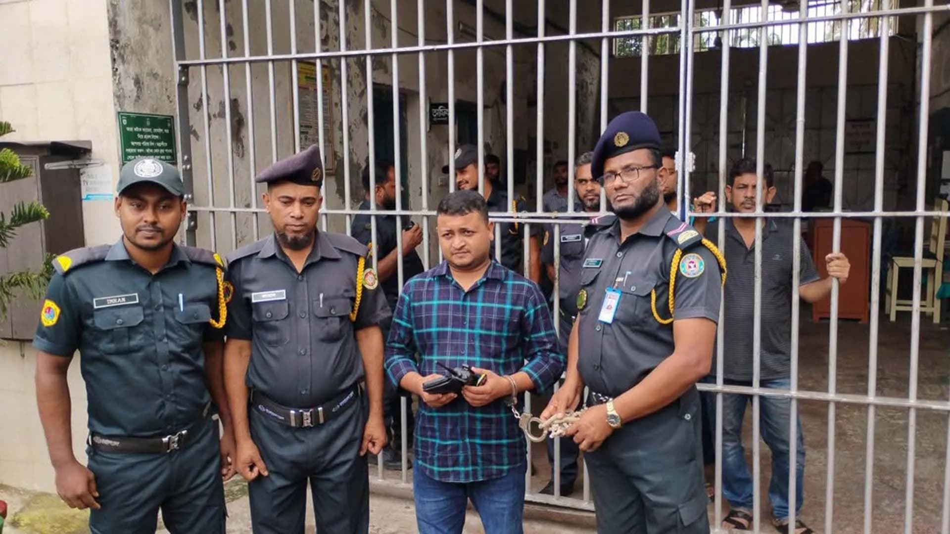 বরিশালে ভুয়া ডিজিএফআই সদস্য গ্রেপ্তার