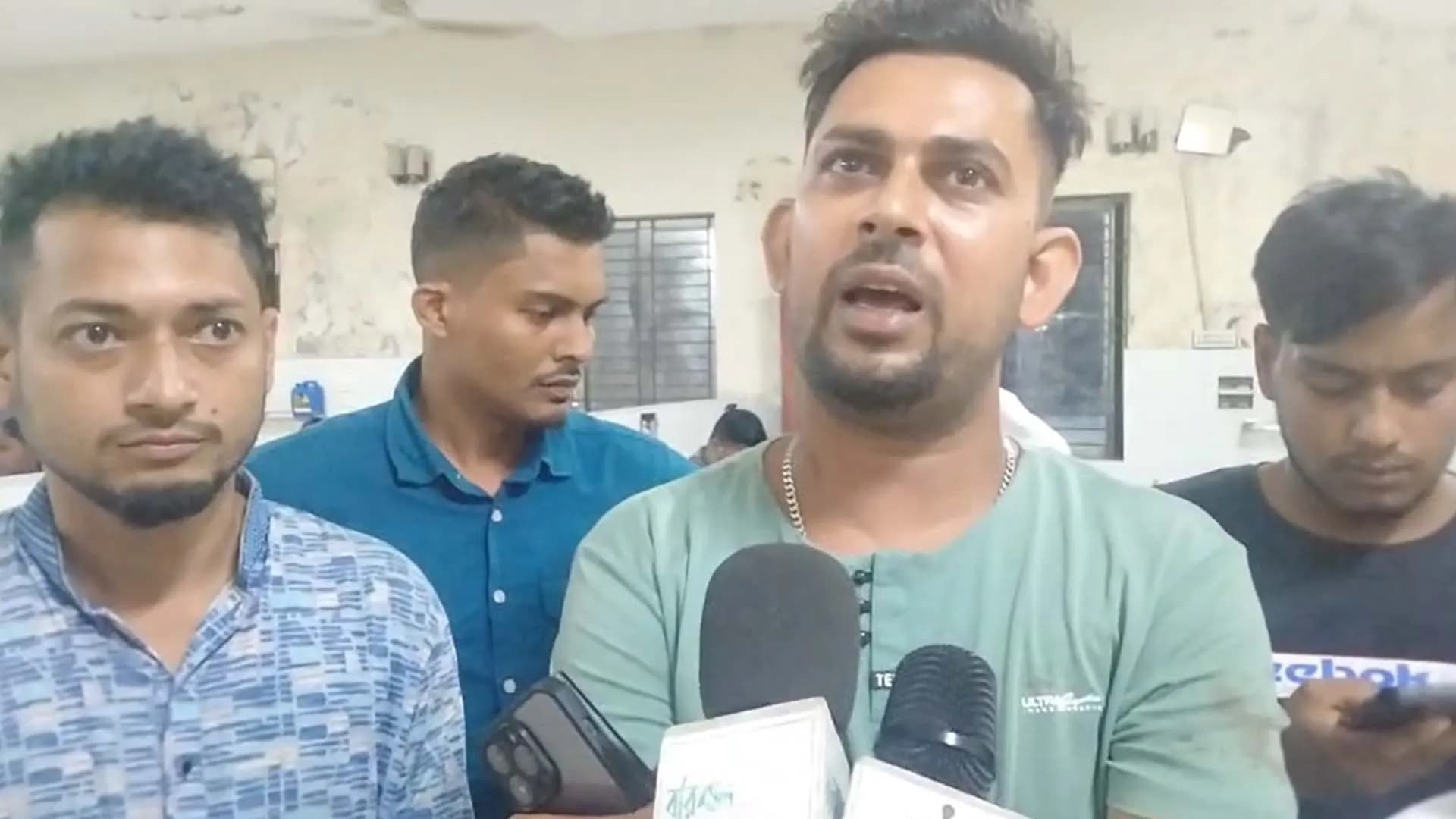 বরিশালে স্বেচ্ছাসেবক দলনেতাকে কোপালেন ছাত্রদল নেতা