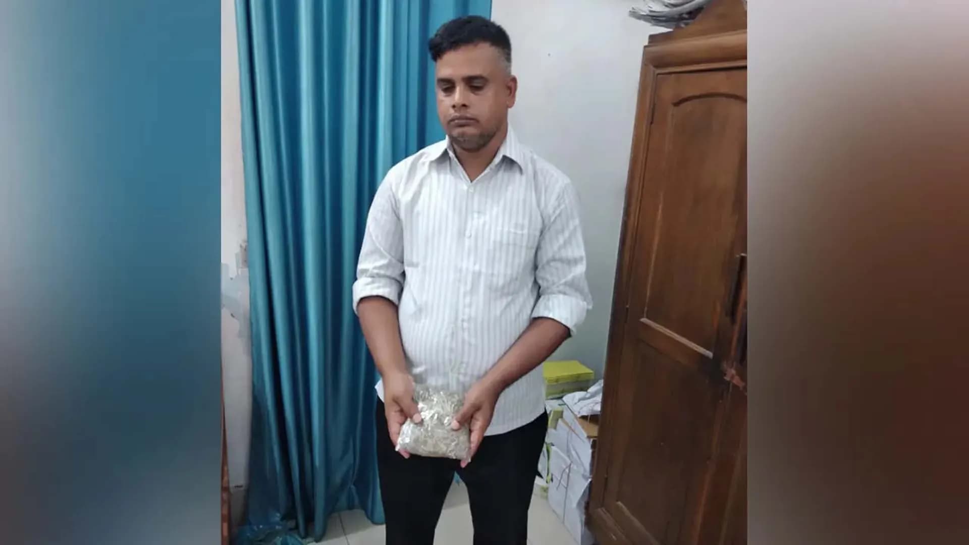 গাঁজা নিয়ে কারাগারে প্রবেশকালে কর্মচারী আটক