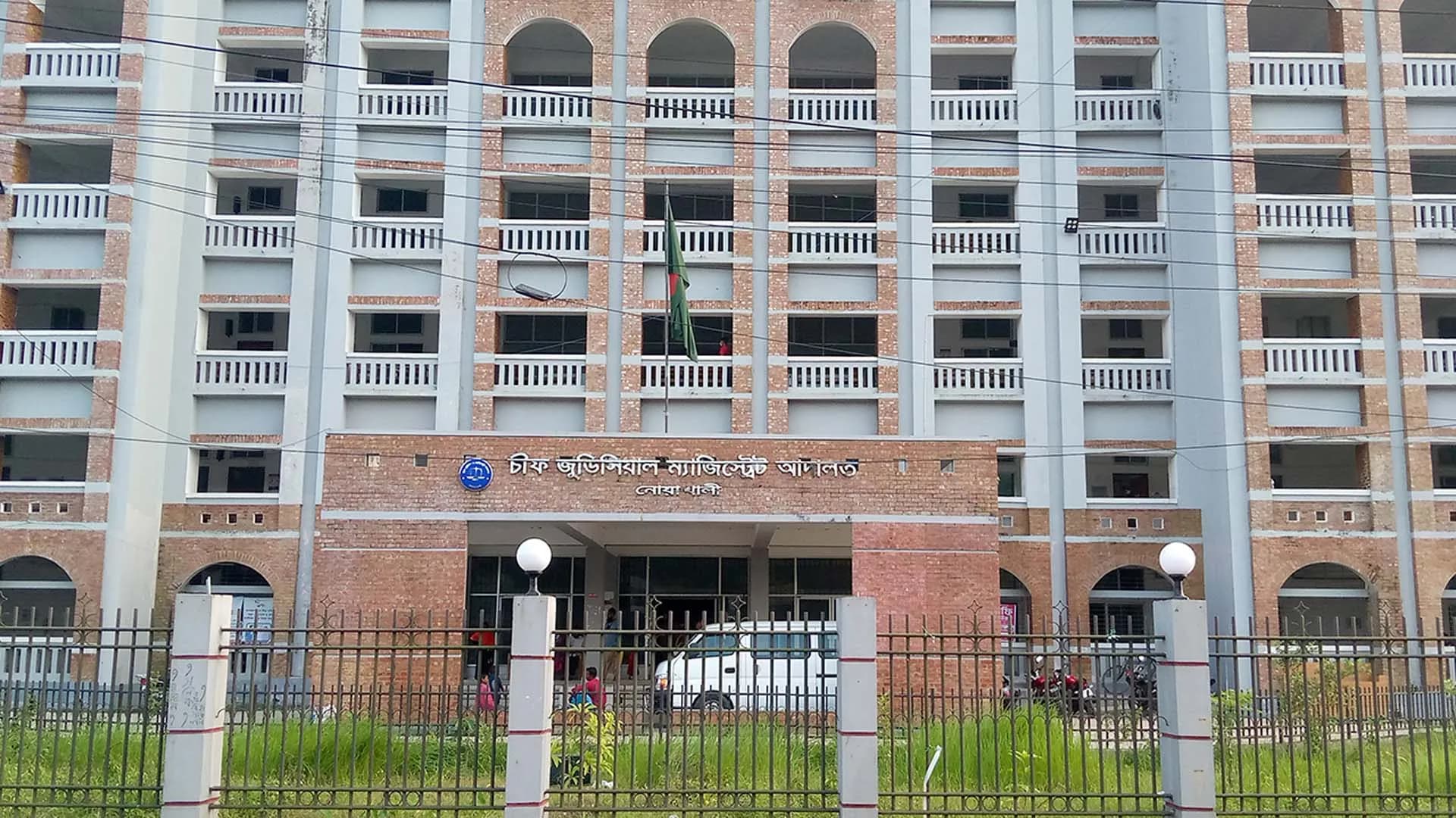 আদালতের বারান্দায় স্বামীকে ছুরিকাঘাত, স্ত্রী আটক