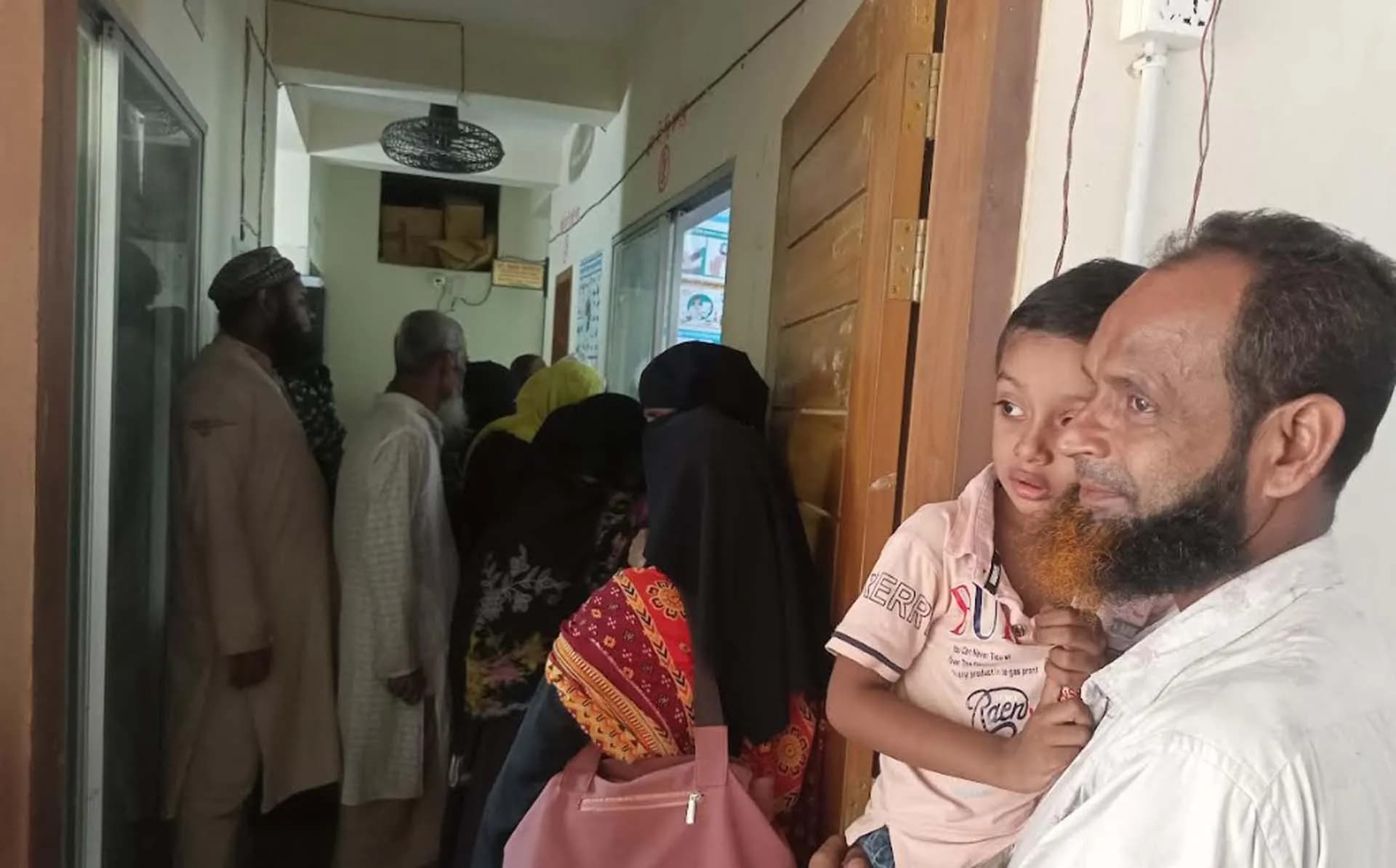 পিরোজপুরের কাউখালীতে দেড় লক্ষাধিক মানুষের ভরসা একজন ডাক্তার : ভেঙ্গে পড়ছে চিকিৎসা সেবা 
