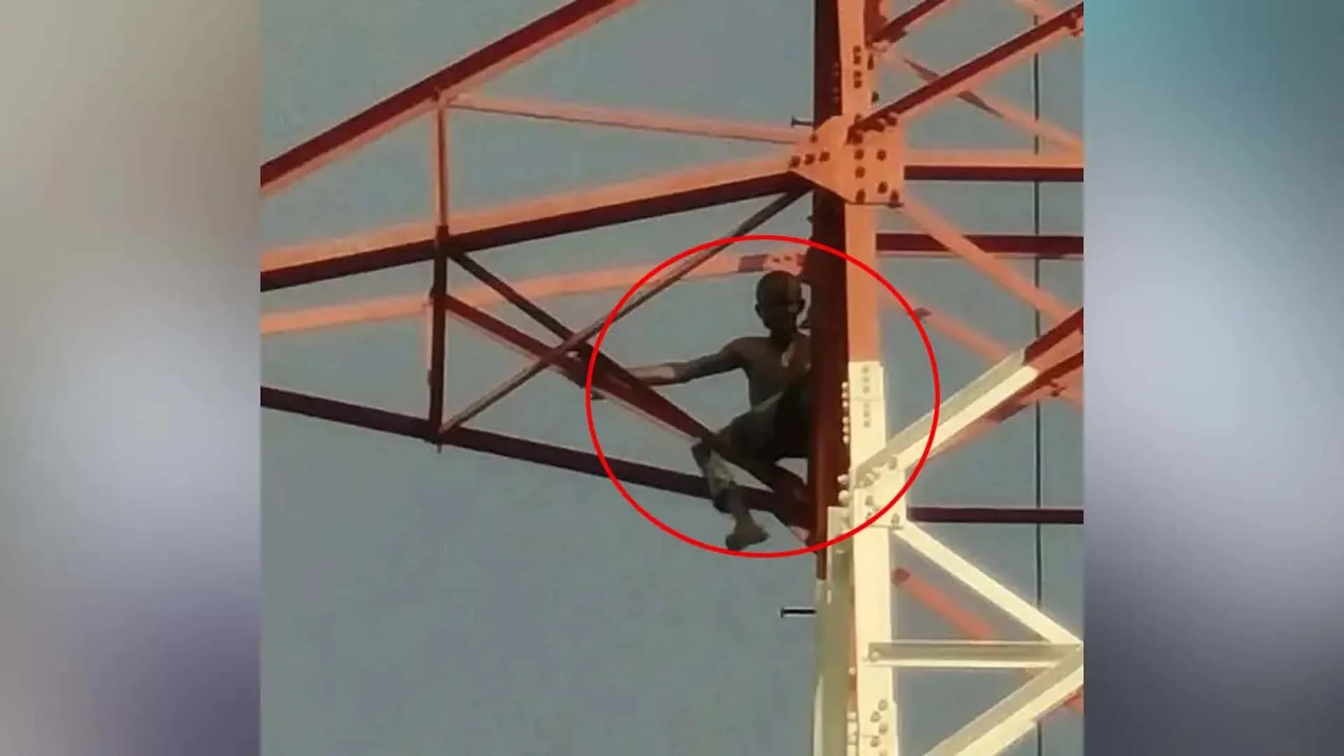 পিরোজপুরে যুবকের কাণ্ডে ৫ ঘণ্টা বিদ্যুৎ বন্ধ