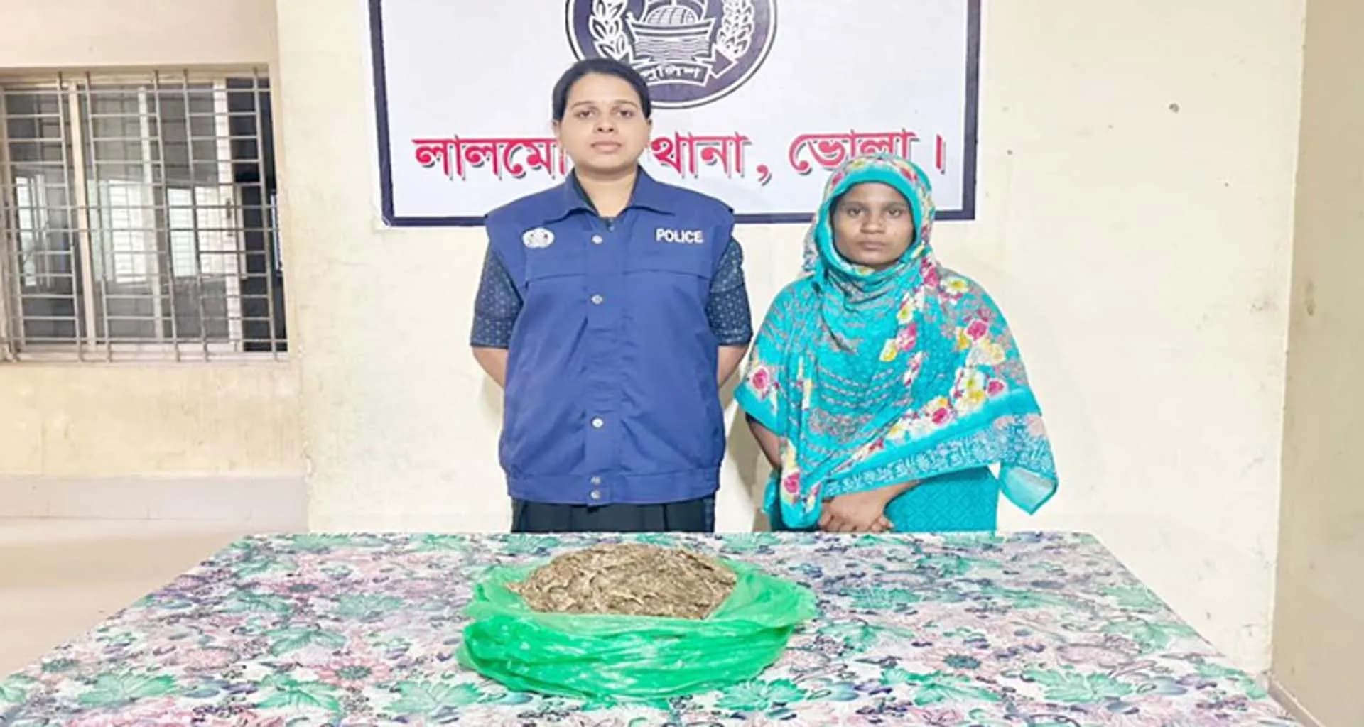 লালমোহনে এক কেজি গাঁজাসহ গৃহবধূ আটক