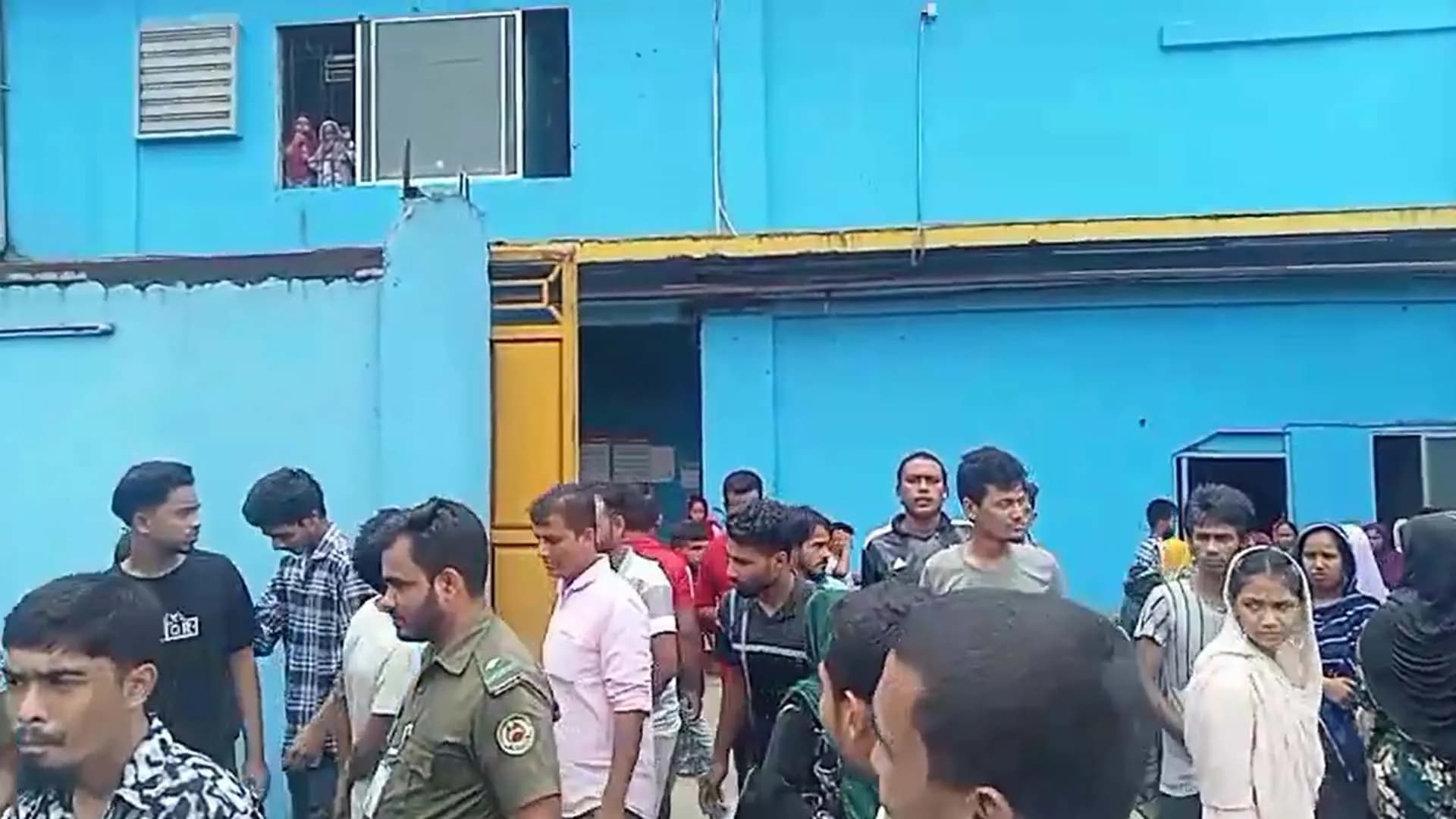 বকেয়া বেতনের দাবিতে ফরচুনে বিক্ষোভ, শ্রমিকদের ওপর হামলার অভিযোগ 