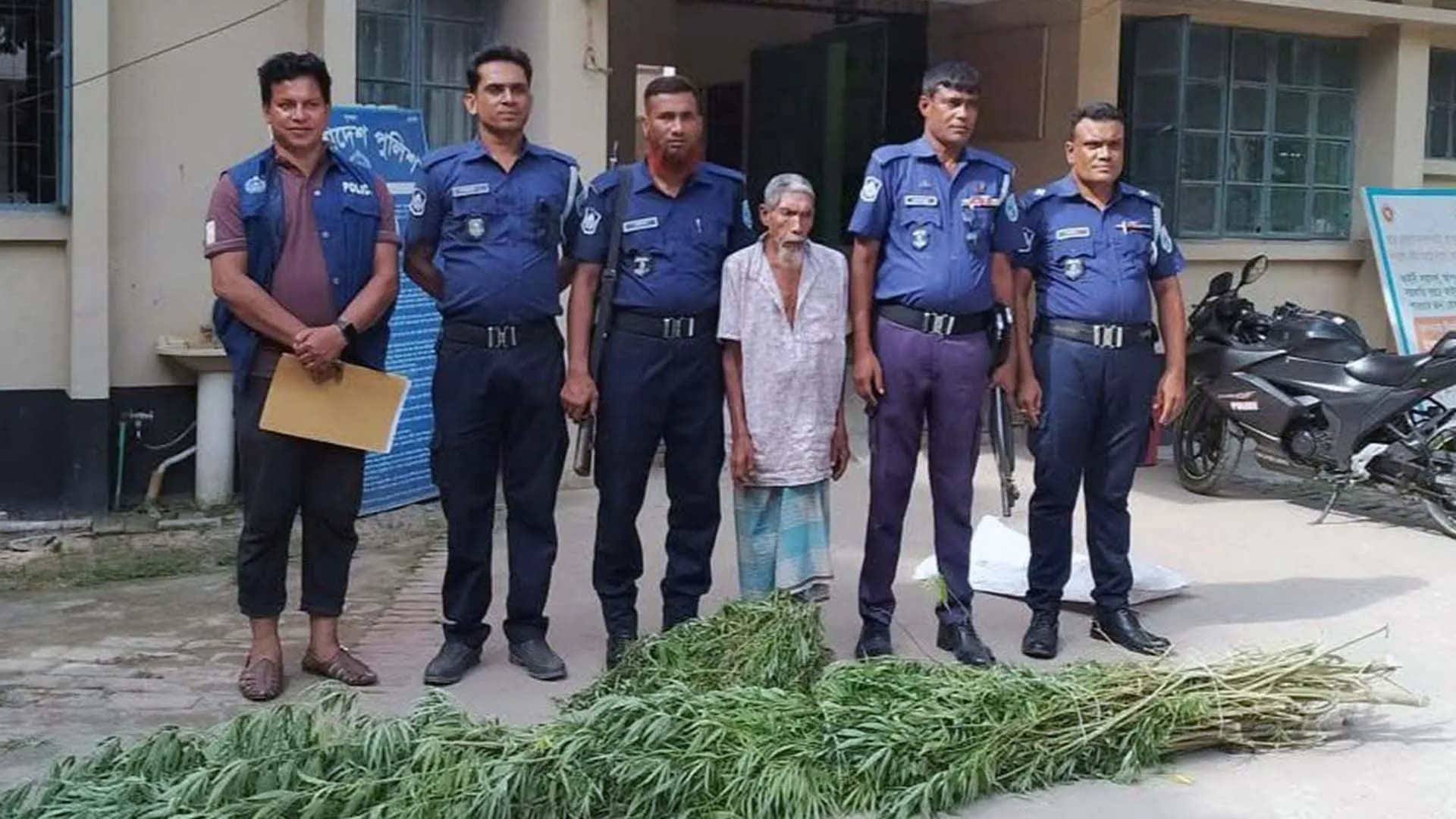 রোদে গাঁজা শুকাতে গিয়ে বৃদ্ধ আটক