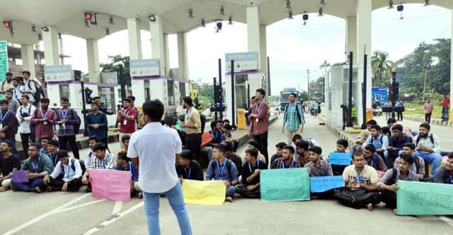 ঢাকা-কুয়াকাটা মহাসড়ক অবরোধ পবিপ্রবির শিক্ষার্থীদের