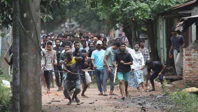 ৩ ঘণ্টা ধরে চলছে স্থানীয়দের সঙ্গে চবি শিক্ষার্থীদের সংঘর্ষ, ঘটনাস্থলে নেই পুলিশ