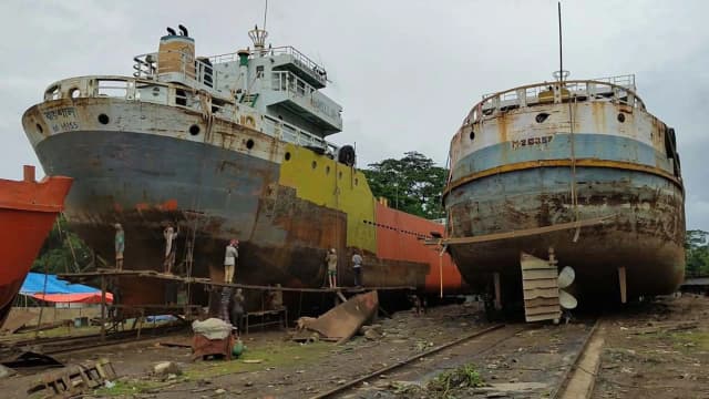পিরোজপুরে সংকটে ডকইয়ার্ড শিল্প, কর্মহীন আড়াই হাজার শ্রমিক