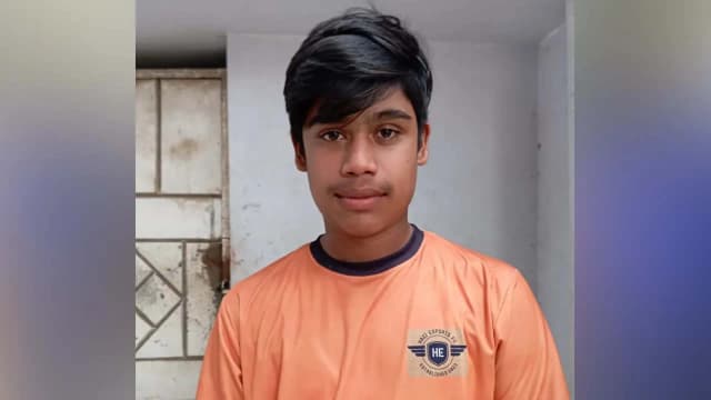 স্কুলের সামনেই প্রাণ গেল শিক্ষার্থীর, মিষ্টি খাওয়ায় ব্যস্ত শিক্ষকরা