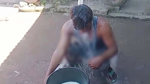 দুধ দিয়ে গোসল করে জুয়া খেলা ছাড়লেন যুবক