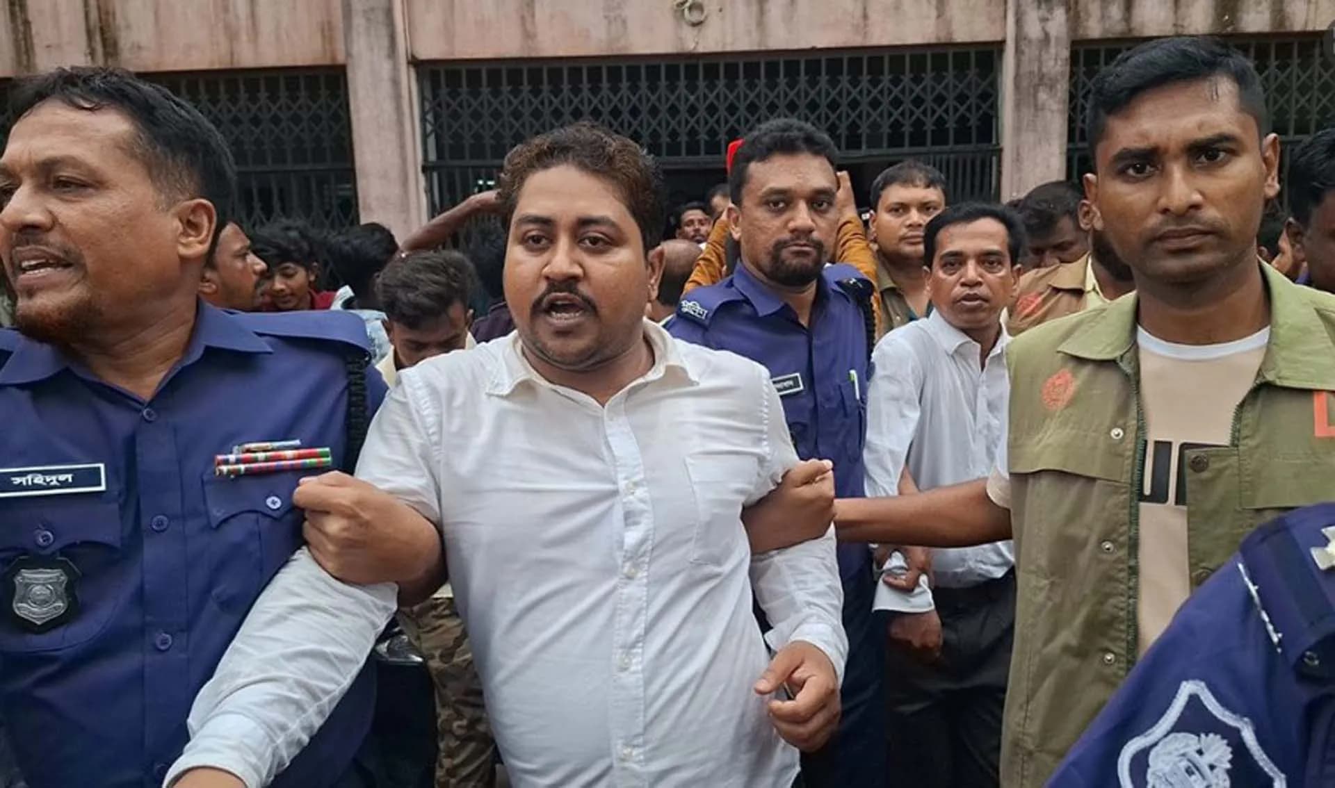 বরগুনায় বিএনপি অফিস ভাঙচুর মামলায় ১২ আইনজীবী কারাগারে