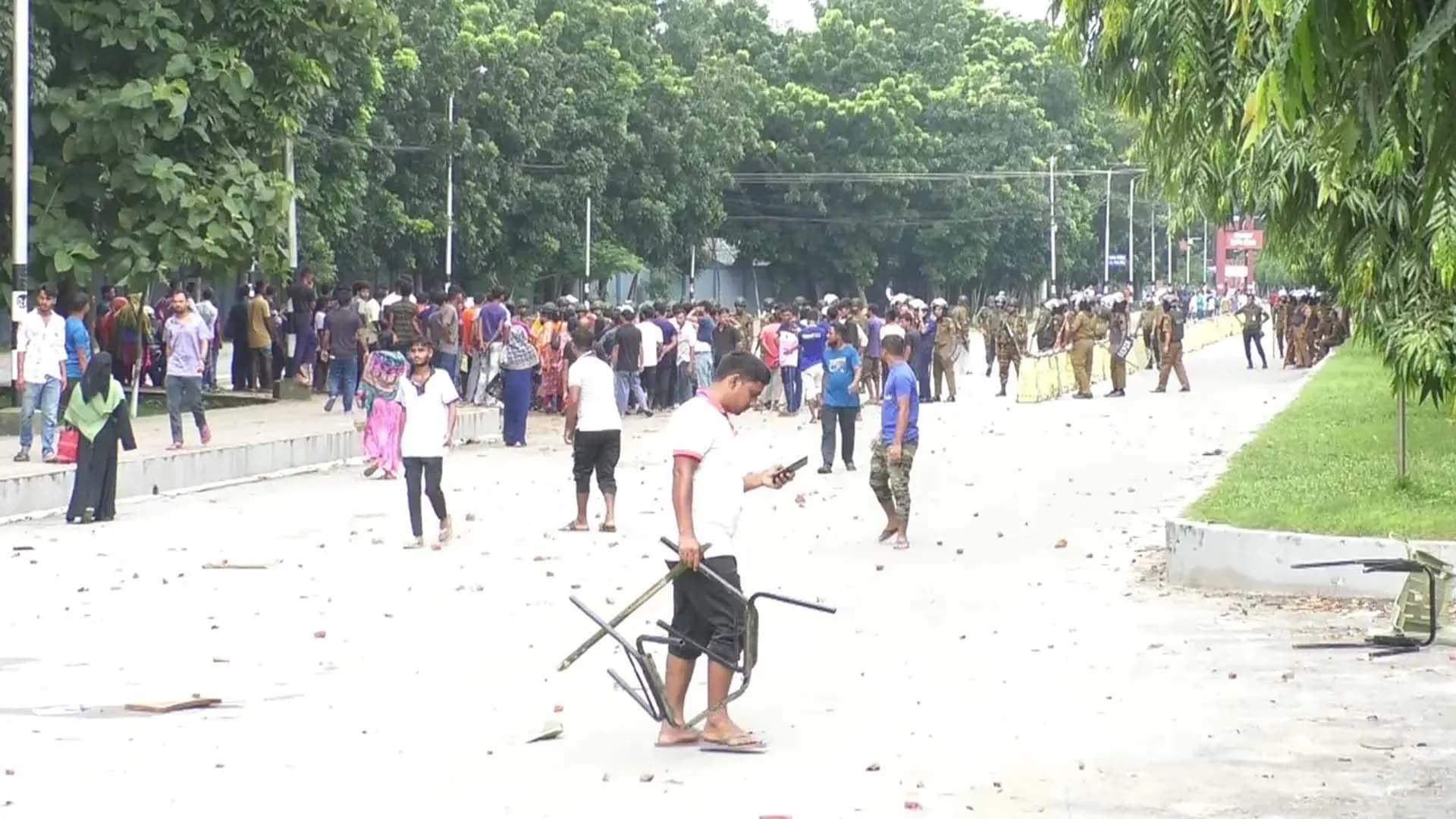 উত্তরা ইপিজেডে কারখানা বন্ধের জেরে সংঘর্ষ, শ্রমিক নিহত