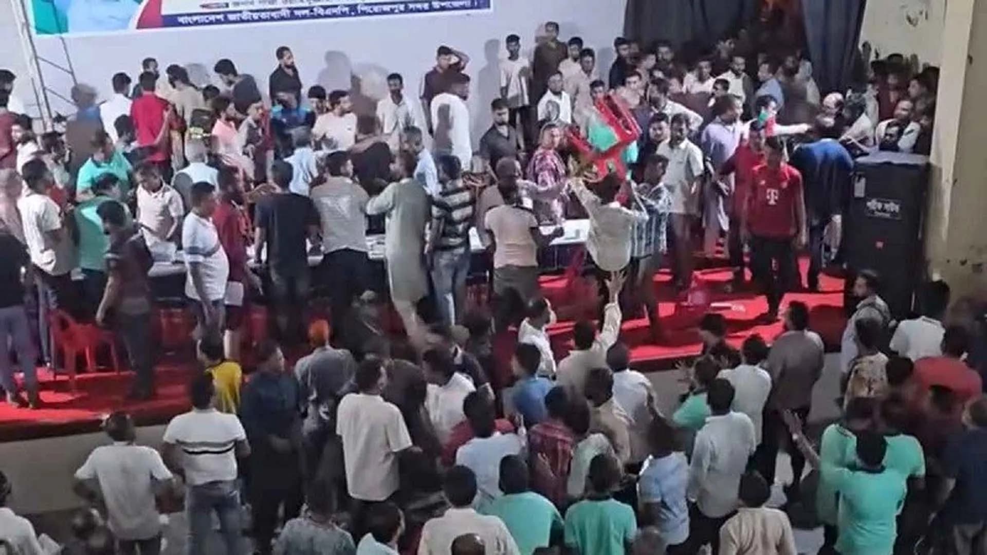 নিজস্ব কাউন্সিল ভোটের ব্যালট ছিনতাই করল বিএনপি নেতাকর্মীরা