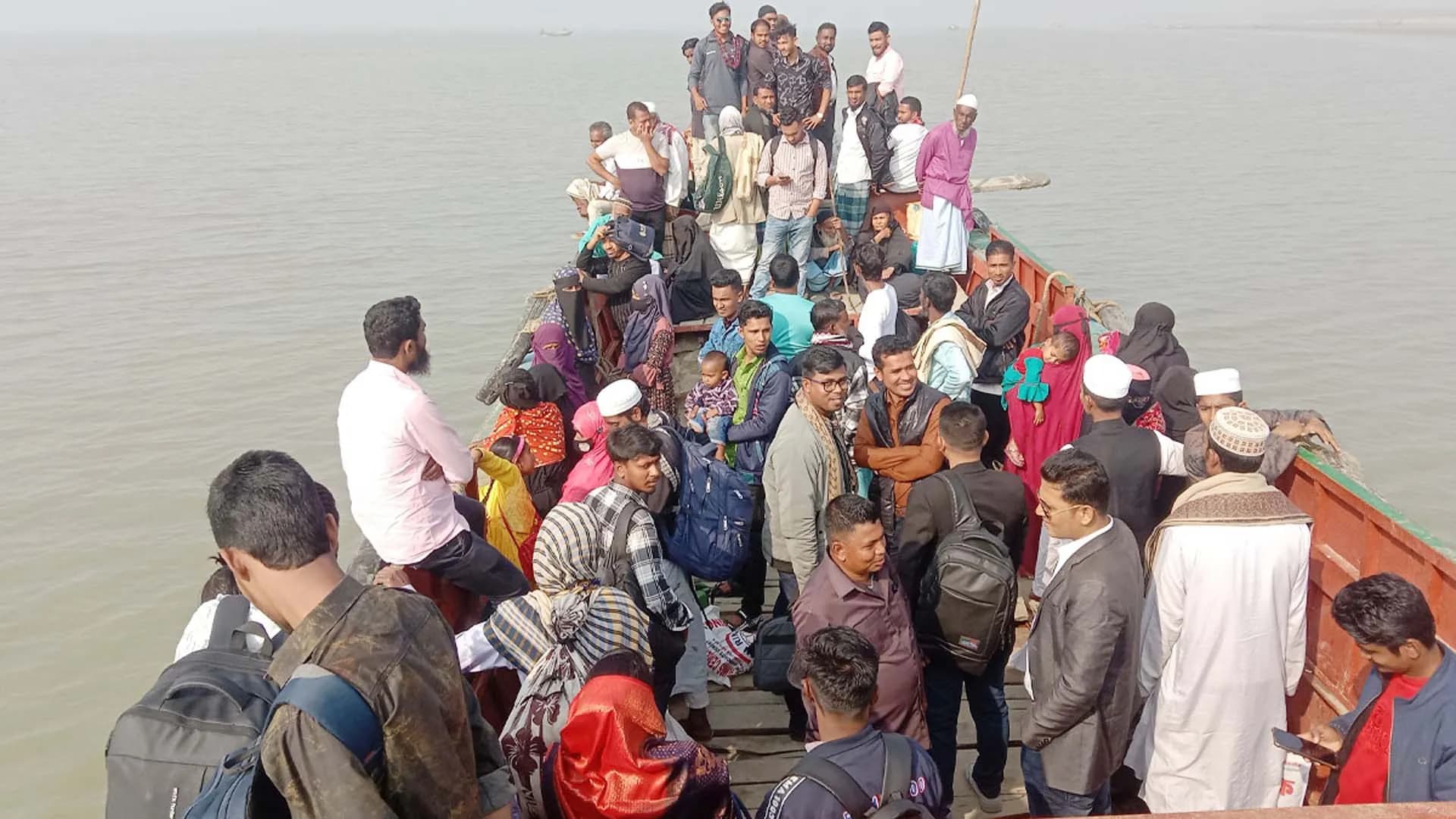 ৭ দিন সি-ট্রাক বন্ধ, উত্তাল মেঘনায় মৃত্যুঝুঁকি নিয়ে ট্রলারে যাত্রী পারাপার