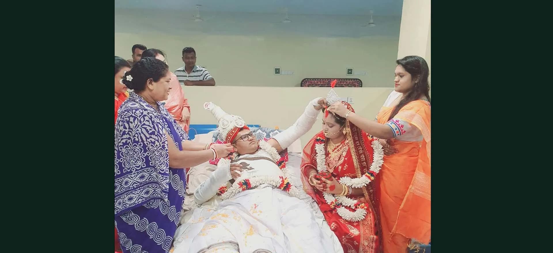 ভাঙা হাত-পা নিয়ে হাসপাতালে বিয়ে, মানিকগঞ্জের যুগলের কাণ্ড ভাইরাল