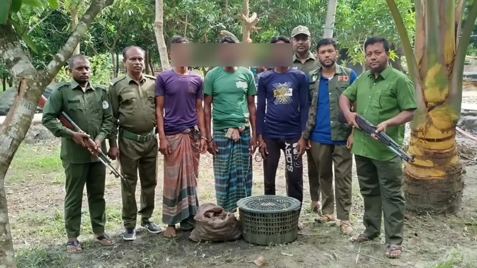 বিনা পাসে সুন্দরবনে প্রবেশ, কাঁকড়াসহ আটক ৩