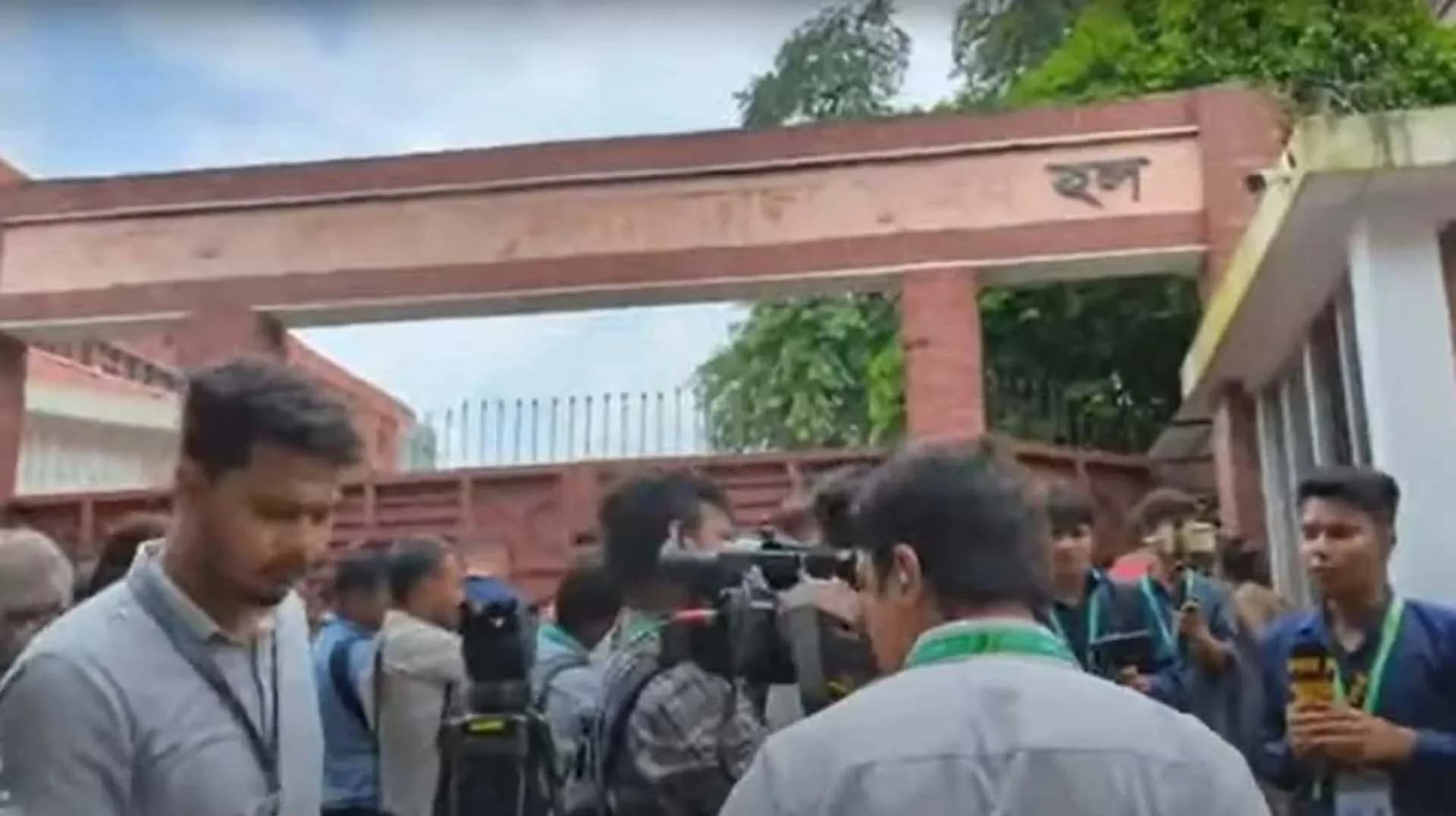 জাকসুতে অনিয়ম, নারীদের এক কেন্দ্রে ভোট সাময়িক বন্ধ