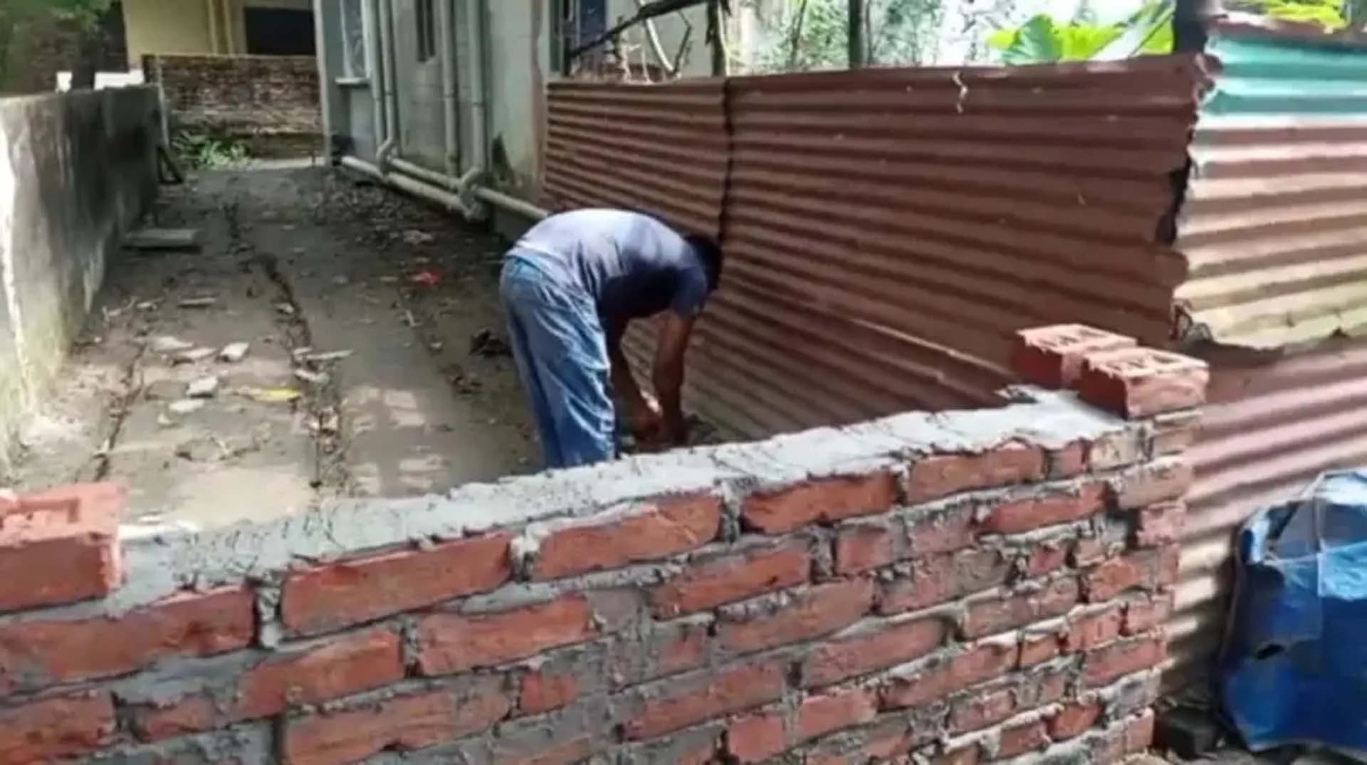 বরিশালে চলাচলের রাস্তা বন্ধ করে দেয়াল, অবরুদ্ধ ২০ পরিবার