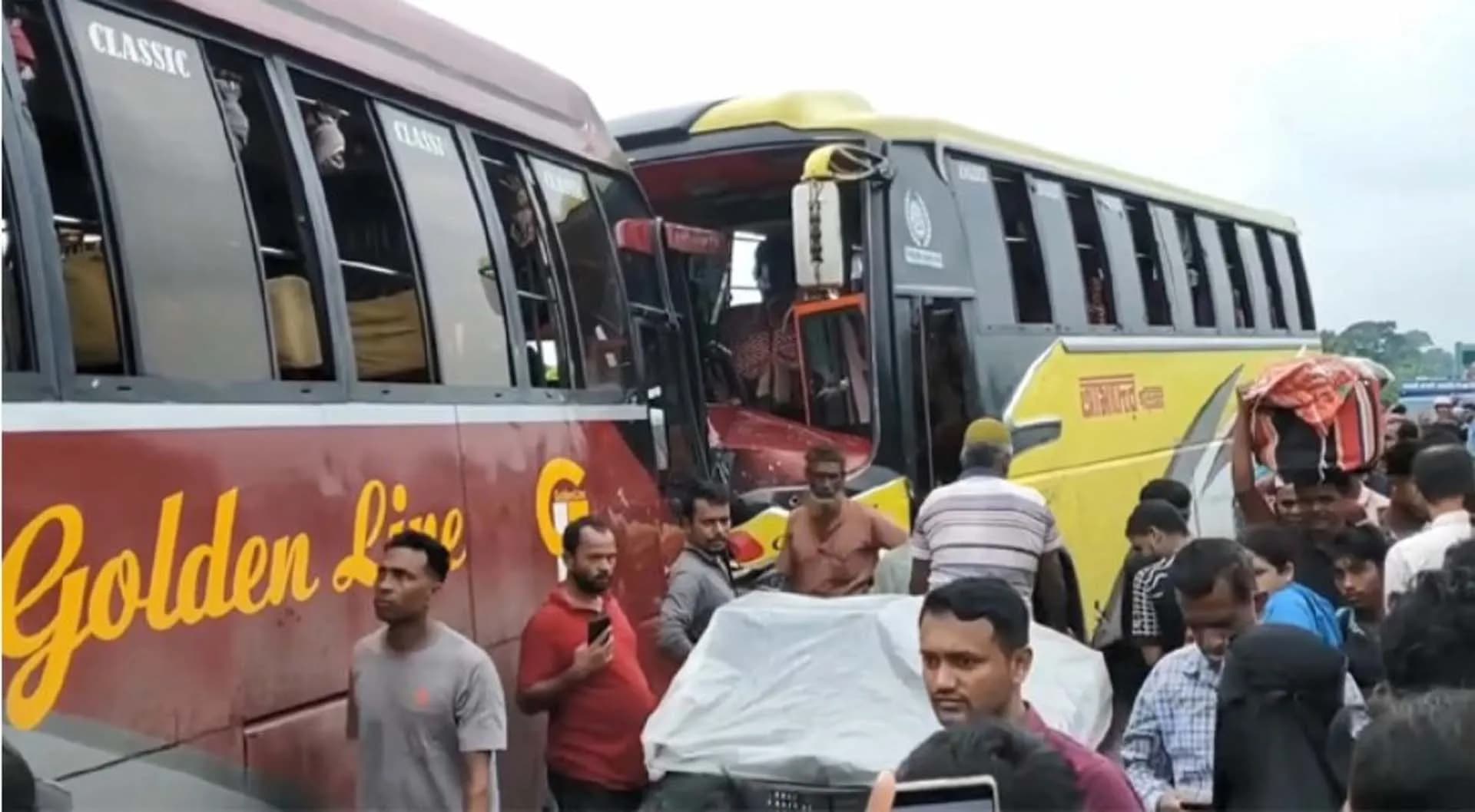 ঢাকা-বরিশাল মহাসড়কে দুই বাসের সংঘর্ষে আহত ২০