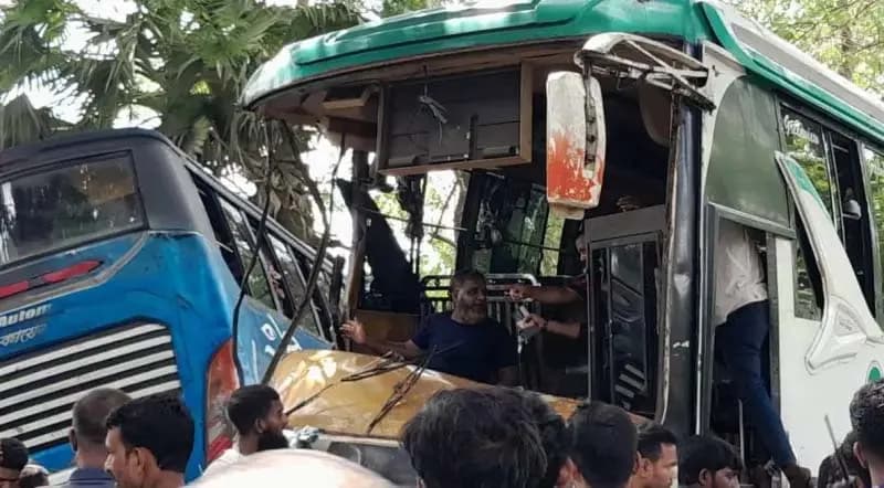 বরিশাল-ঢাকা মহাসড়কে ২ বাসের মুখোমুখি সংঘর্ষে আহত ১৫