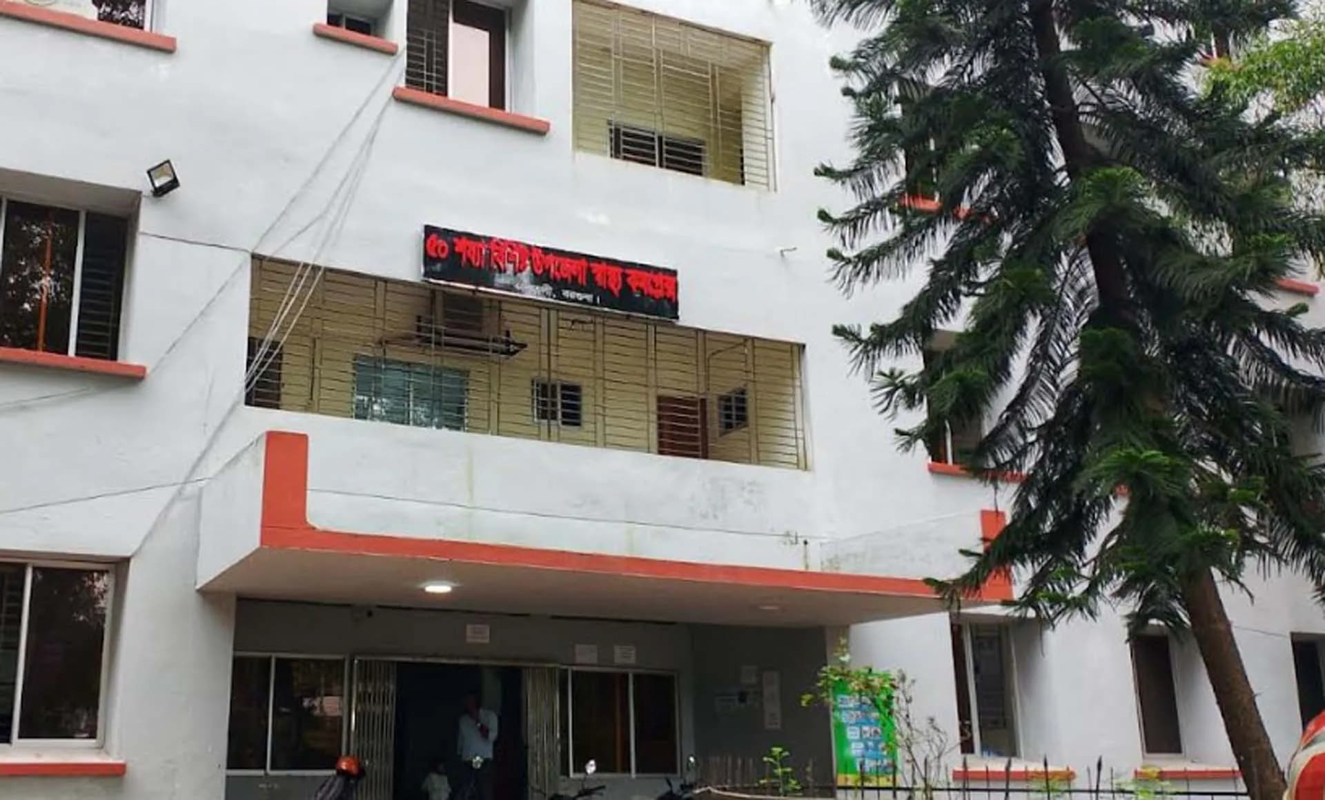 চারজন চিকিৎসক দিয়ে চলছে তালতলী উপজেলা স্বাস্থ্য কমপ্লেক্সে দুই লাখ মানুষের চিকিৎসা 
