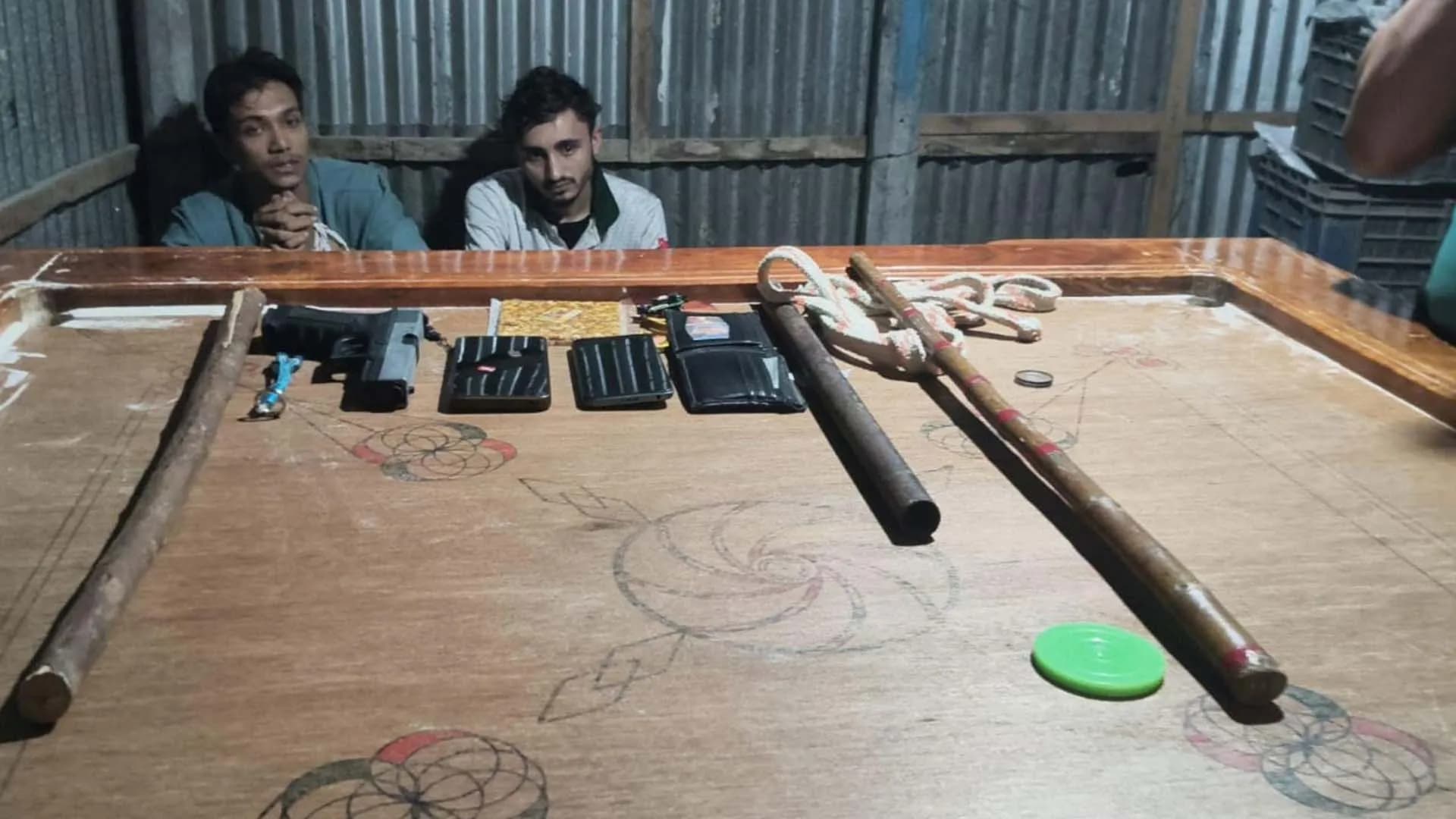 খেলনা পিস্তল নিয়ে পুলিশ পরিচয়ে চাঁদাবাজি, গ্রেপ্তার ২ 