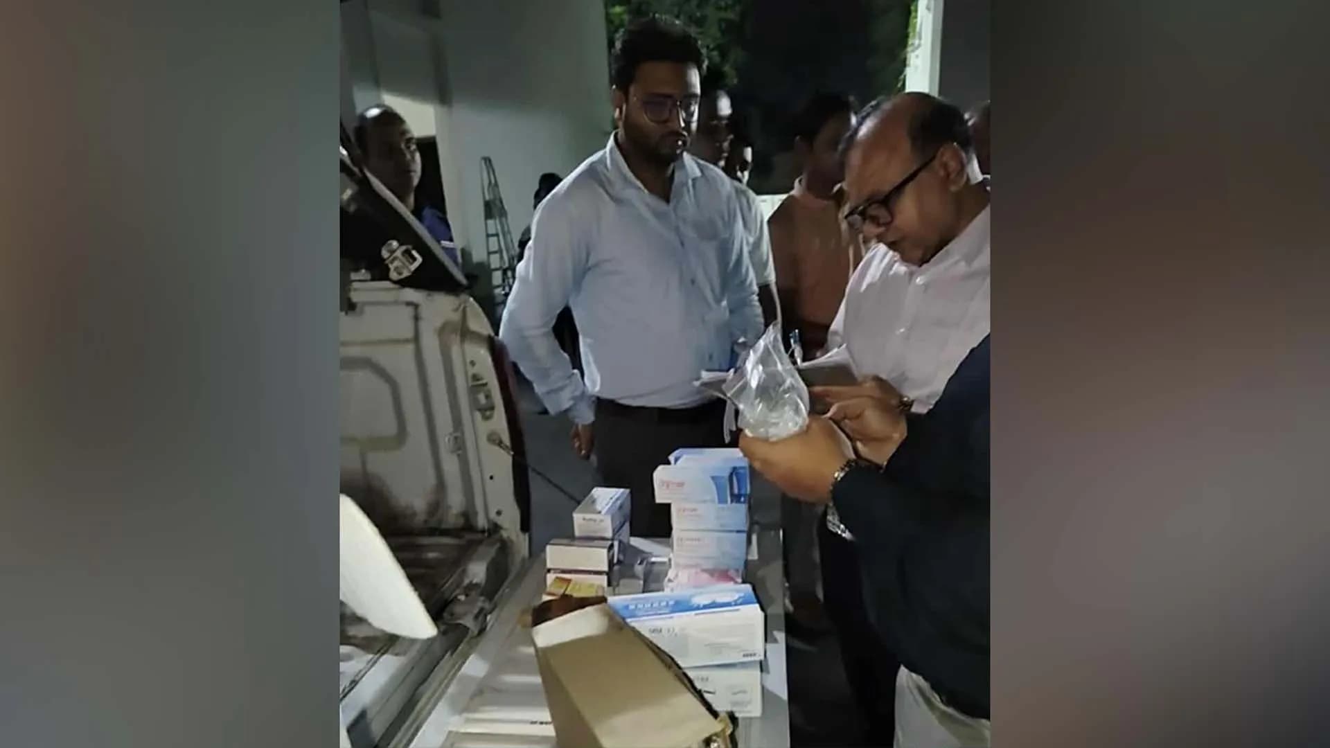 উপদেষ্টার সামনেই সরকারি গাড়িতে মিলল মেয়াদোত্তীর্ণ ওষুধ
