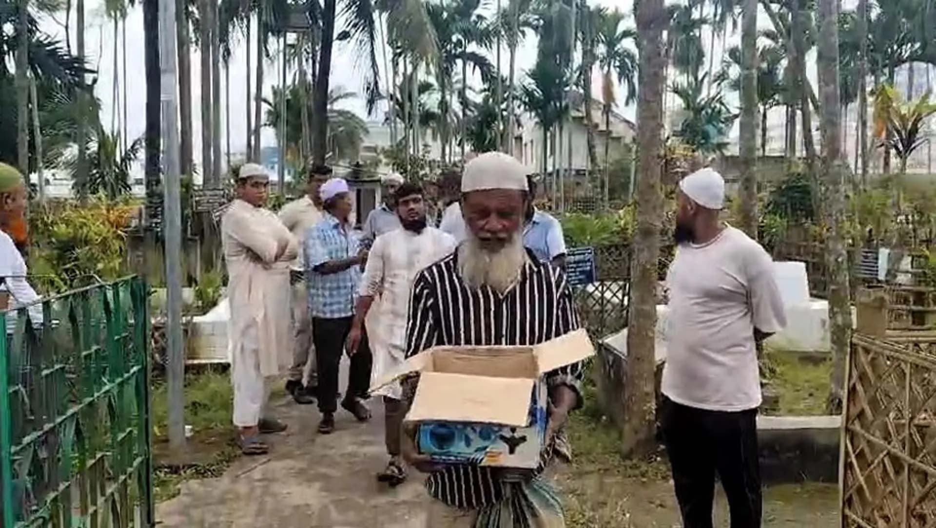 দাফনের আগে আজান শুনে নড়ে উঠল ‘মৃত’ শিশু
