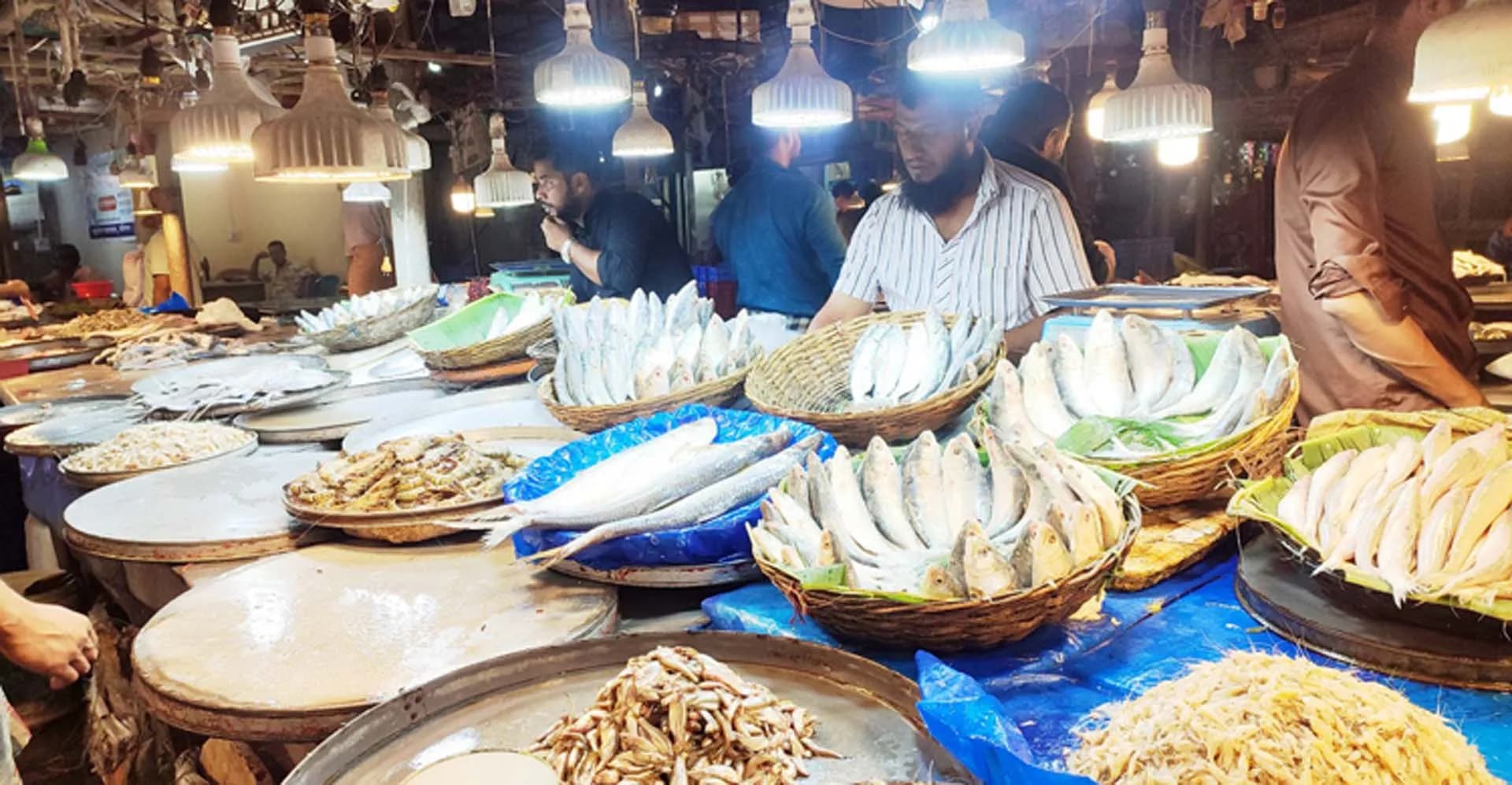 বরিশালে মাছের দামে আগুন