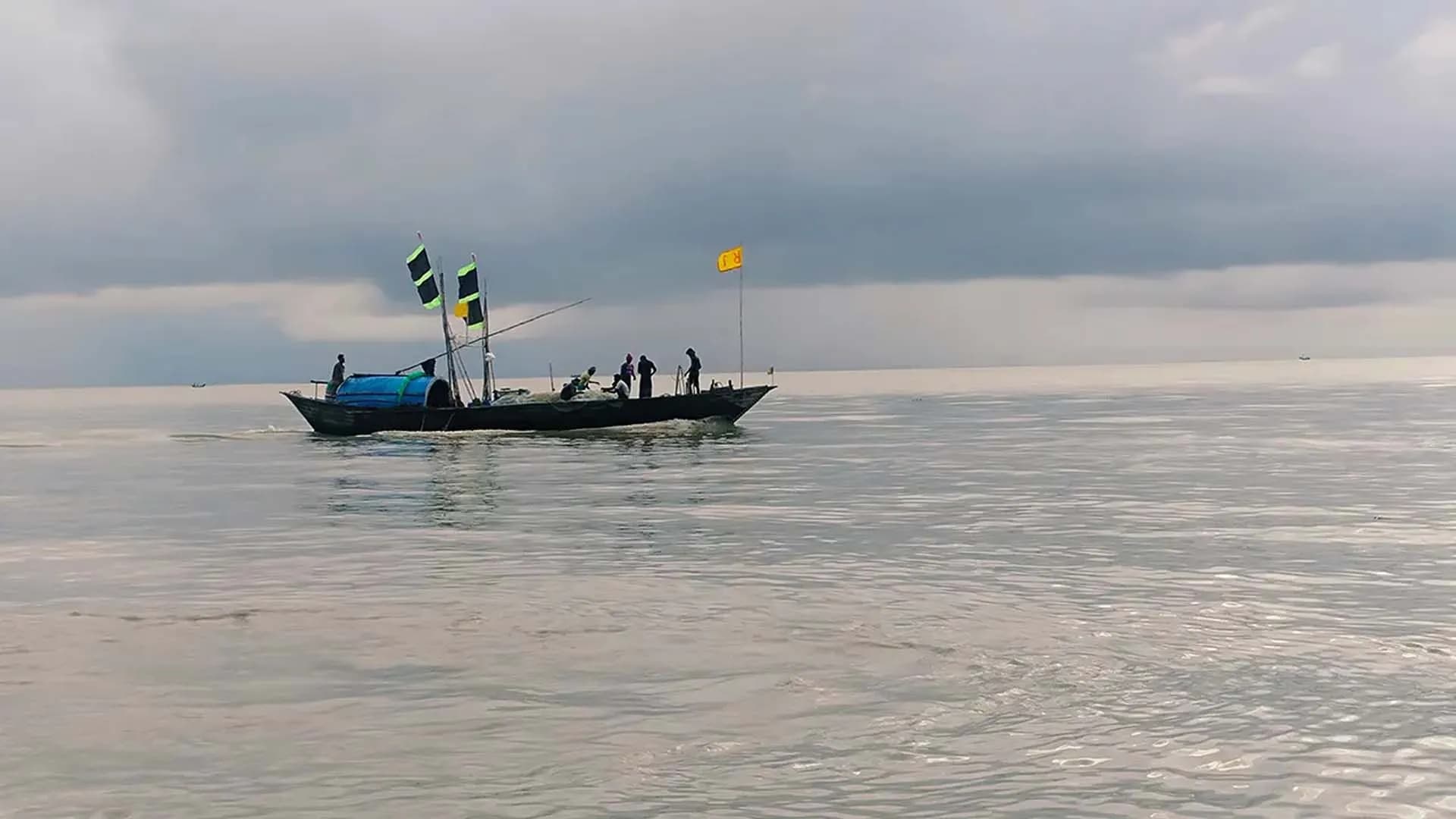 ট্রলারে জলদস্যুদের হামলা, এক জেলে অপহরণ